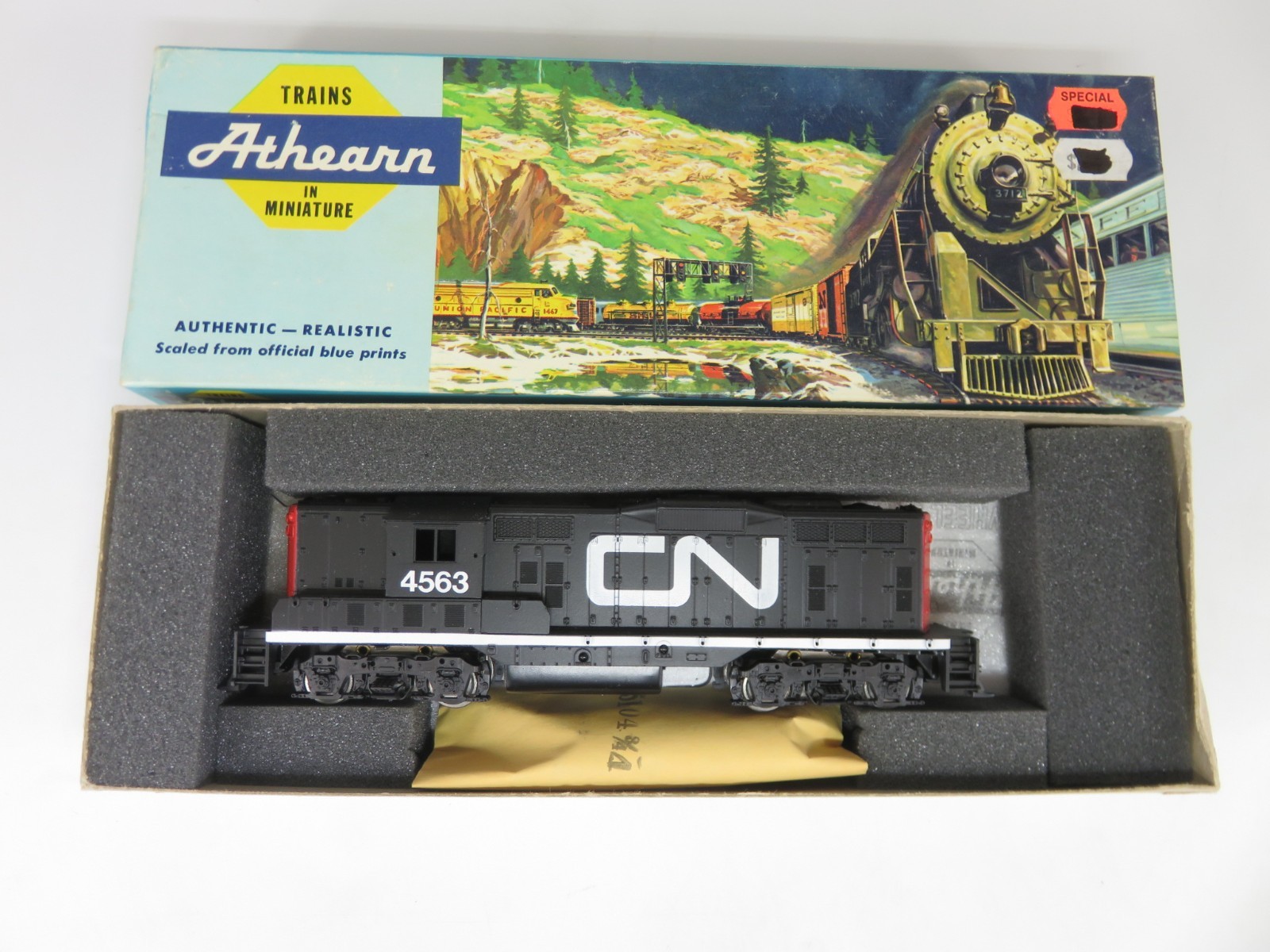 Athearn Blue Box 3061 HO Scale Canadian National EMD GP9 Diesel Locomotive Dummy