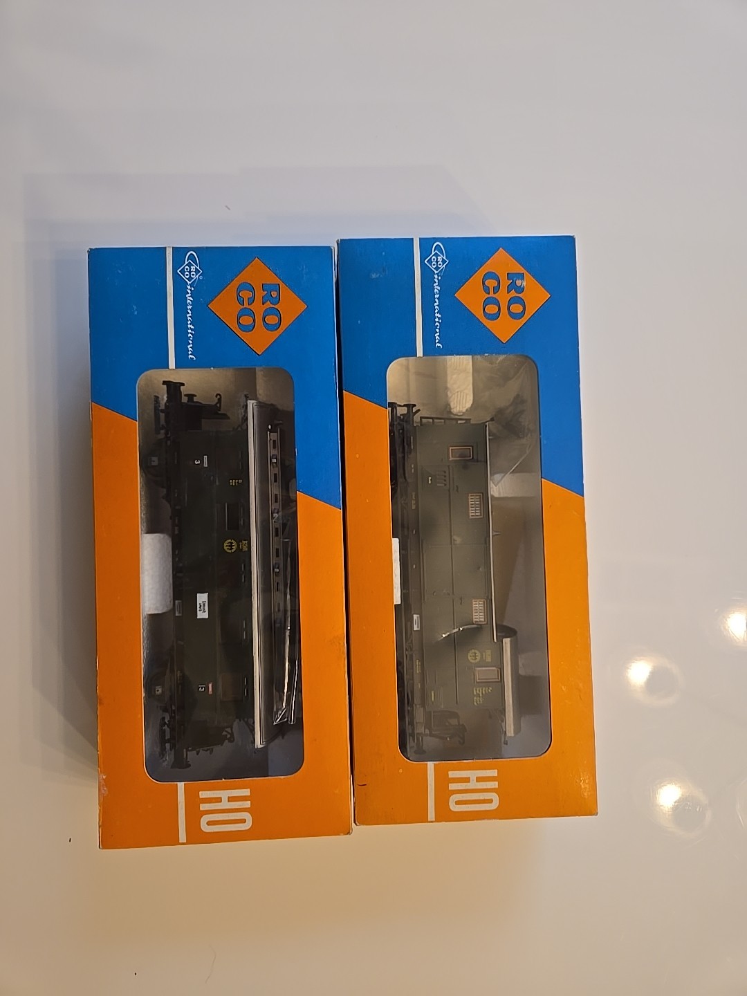 Roco Bundle; Baggage Car with Brakeman’s Platform (4205) & Passenger Car (4208)