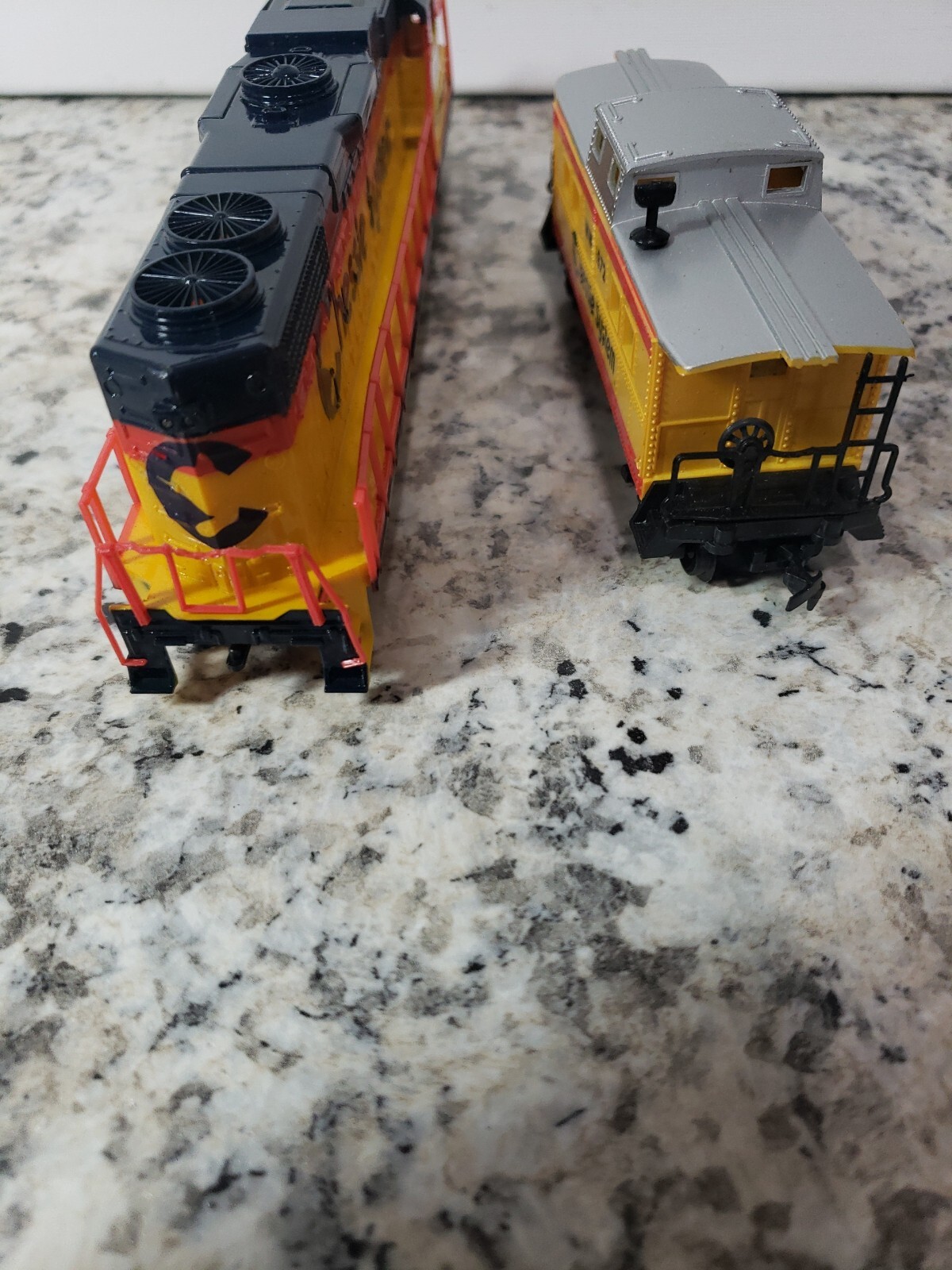 As is Life-Like HO 4810 Engine GP-38 Loco Chessie System B&O 8288 Caboose WM1872