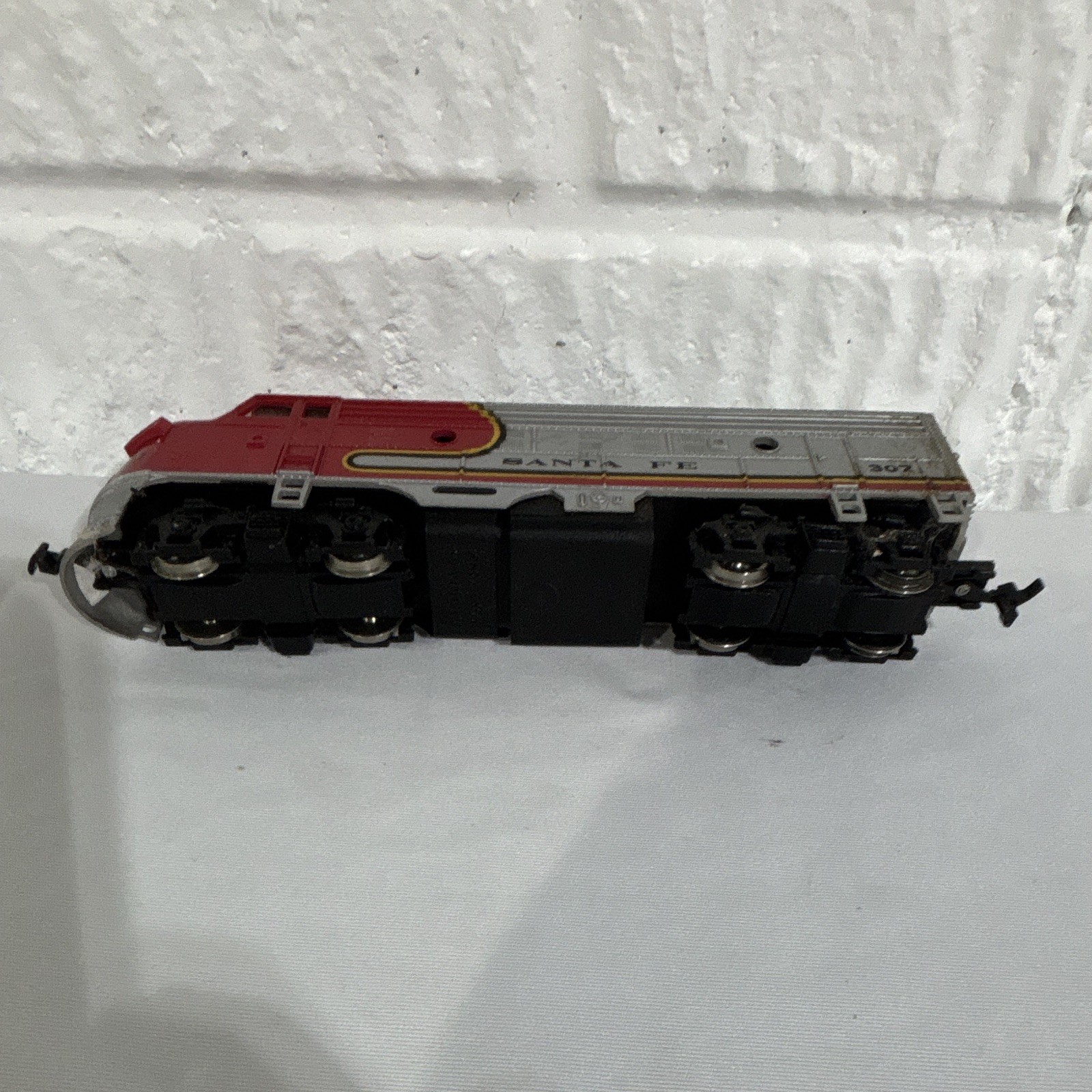 HO Scale Santa Fe Diesel Locomotive #307 Analog Silver/Red/Black/Yellow Plastic