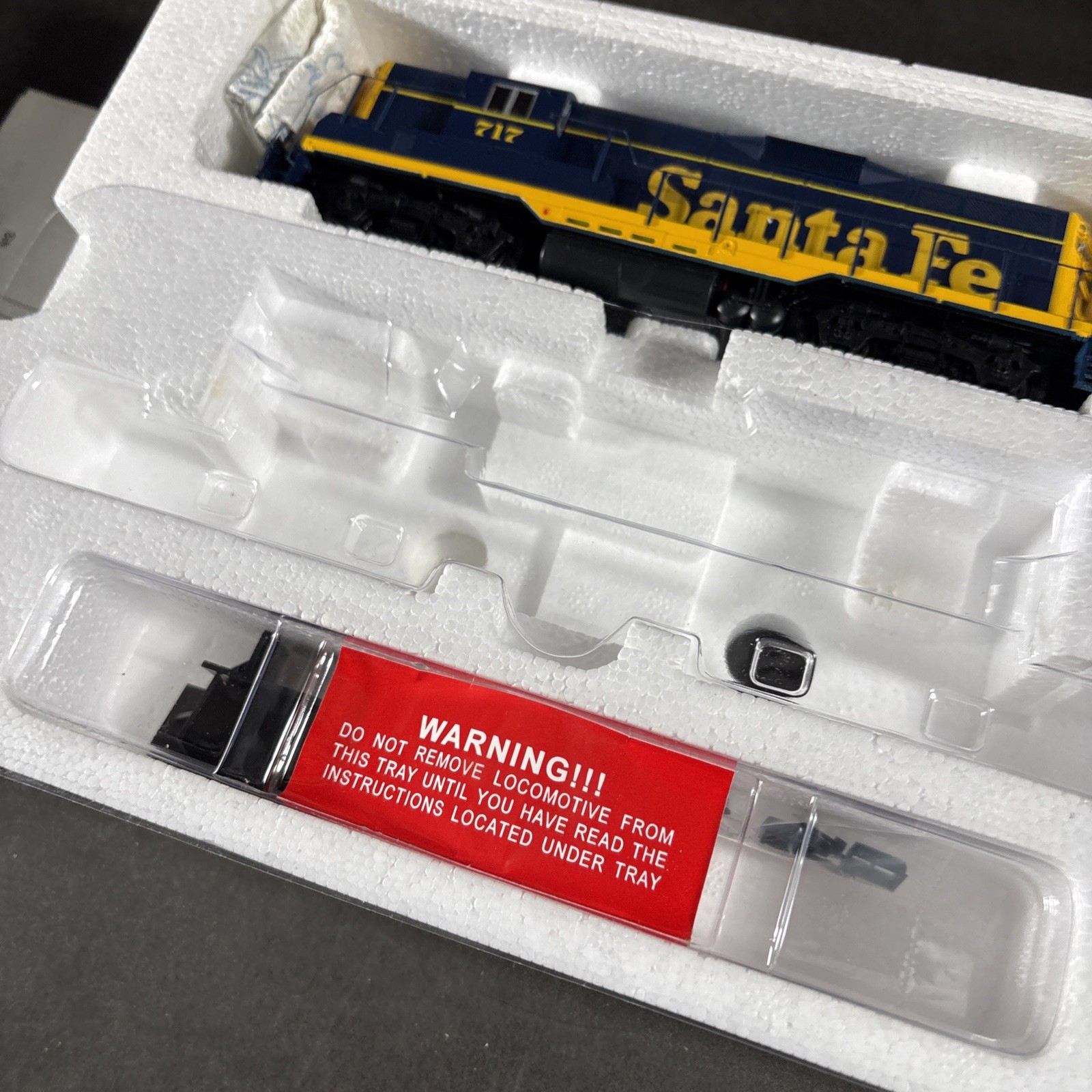 PROTO 2000 HO SCALE LOCOMOTIVE GP9 II ASSEMBLED WORKING 23695 AT&SF #717 SANTA