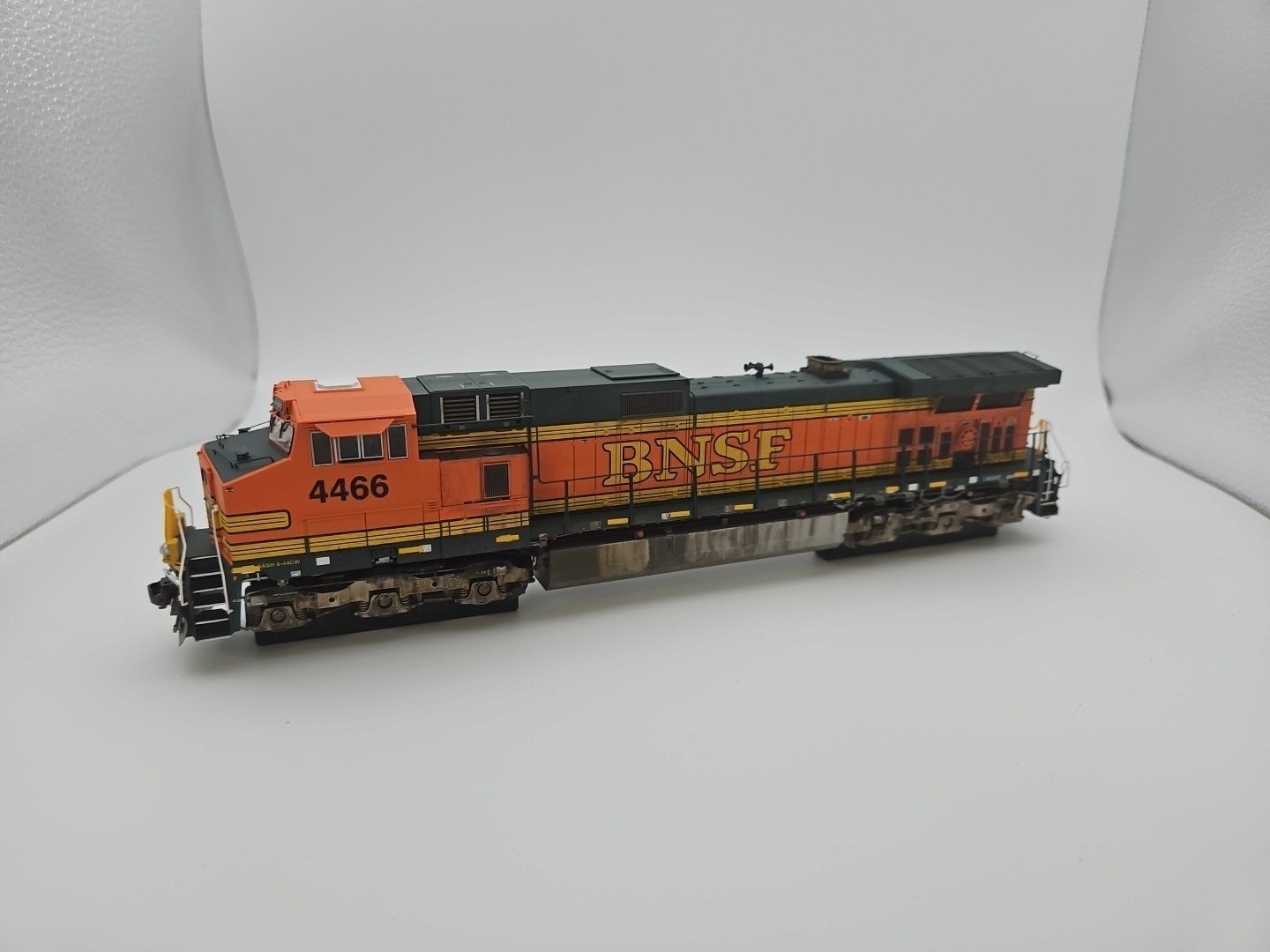 Scaletrains BNSF Railway C44-9W Heritage II Custom Weathered #4466 SXT31322