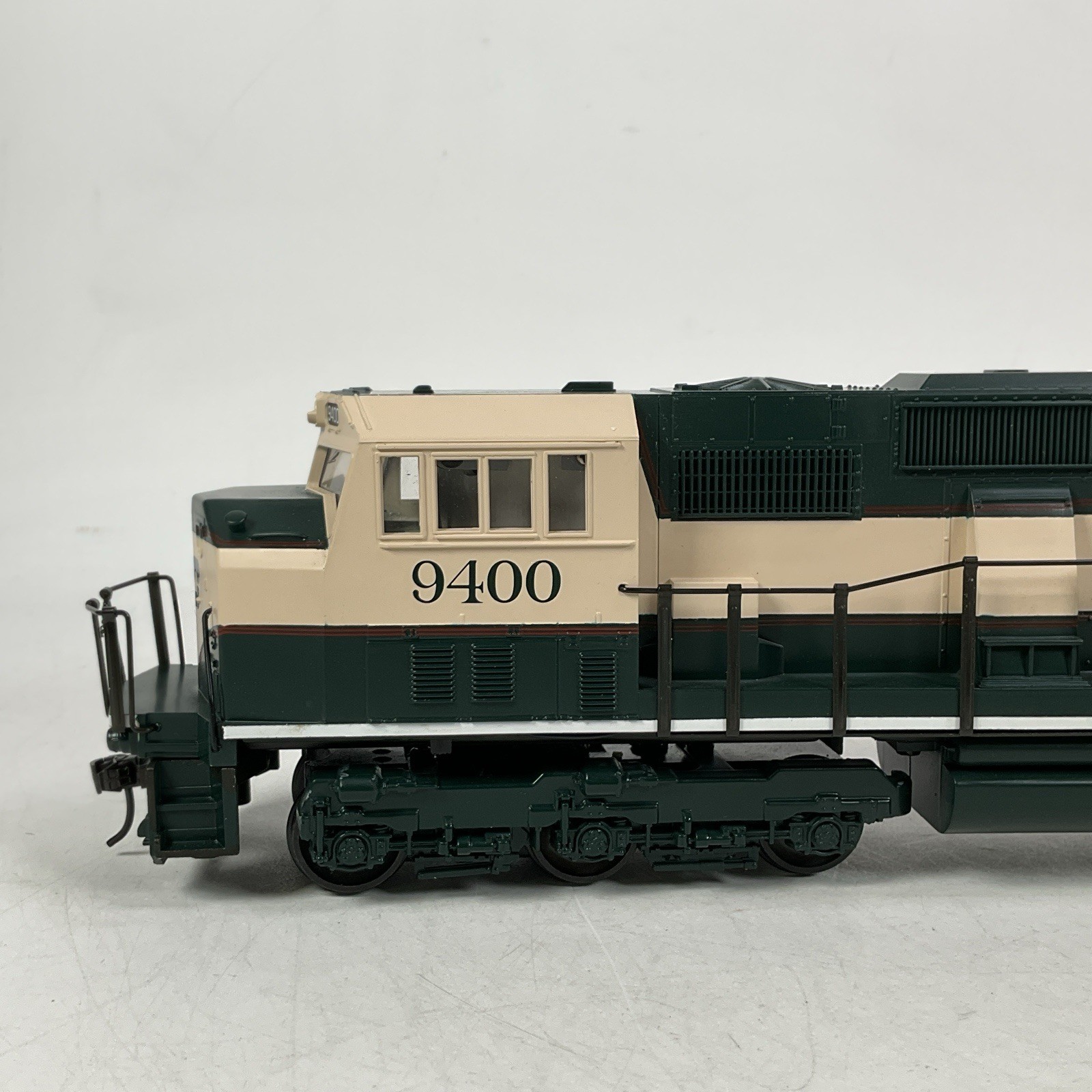 MTH Premier 20-2154-2 BNSF Cab No. 9400 EMD SD-70 MAC 2-Rail O Scale Diesel