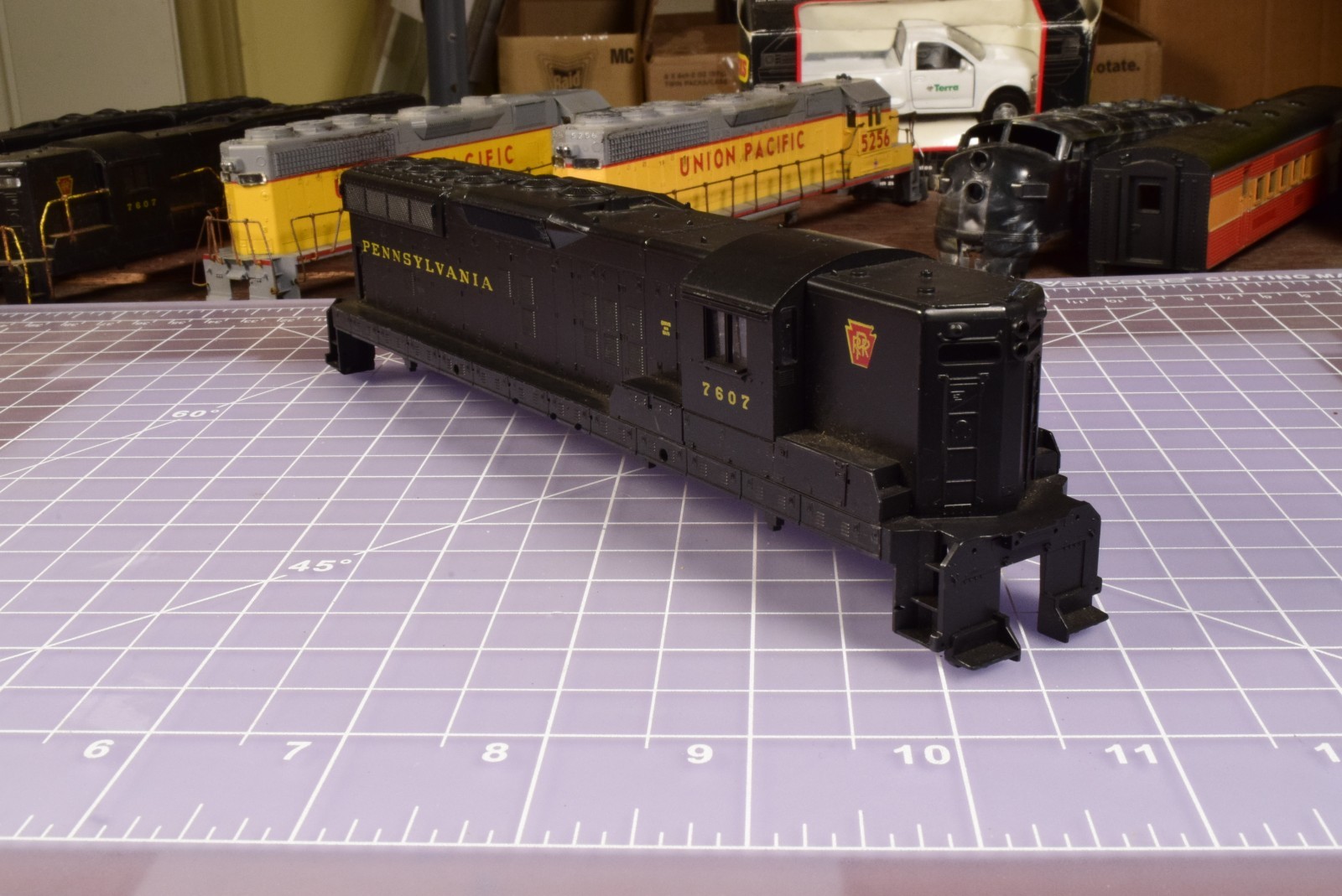 athearn HO SHELL Pennsylvania PRR 7607 SD9 2 Hole Mounts approx 3 in apart TTS