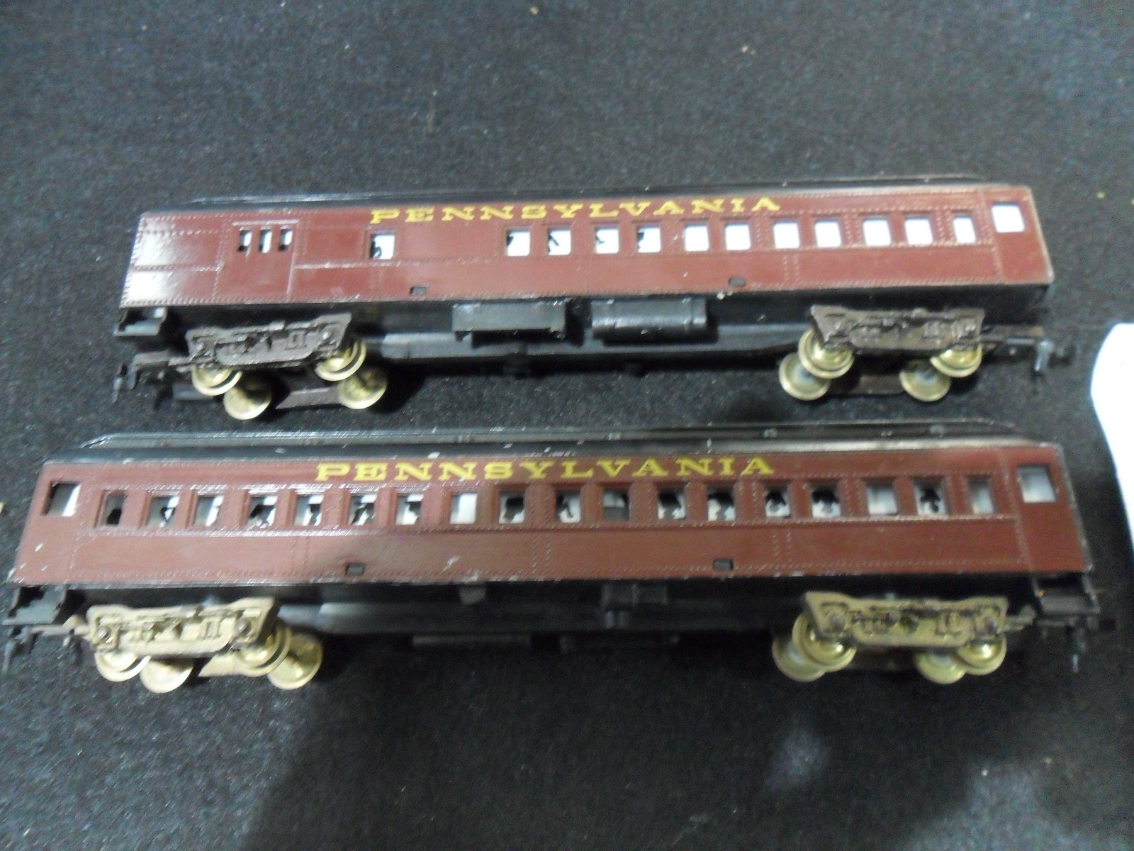 Vintage HO Pennsylvania Locomotive Train 9506 and Two passenger Cars Donations
