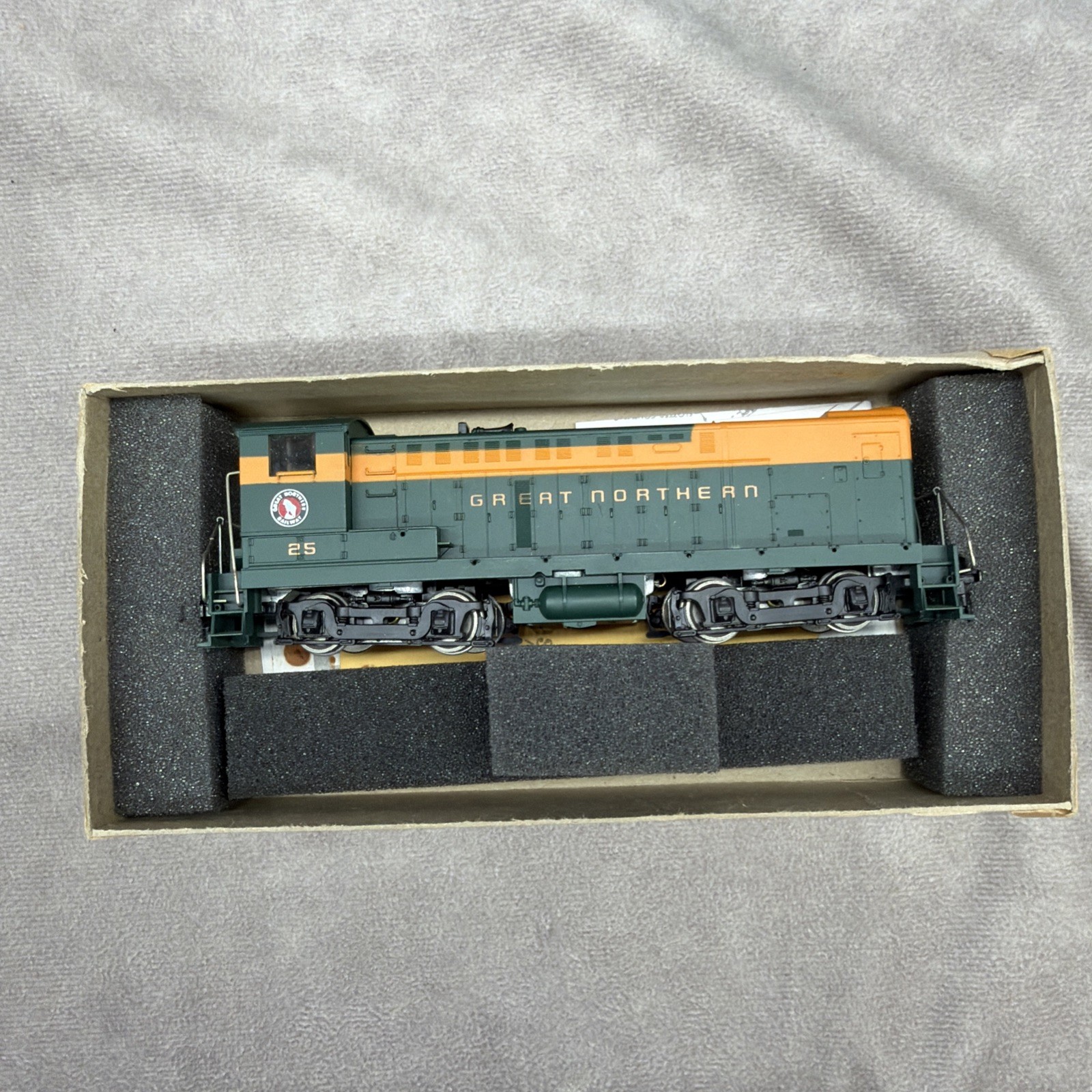 Athearn HO Great Northern S-12 Diesel Locomotive #3704 DC Analog Dark Green
