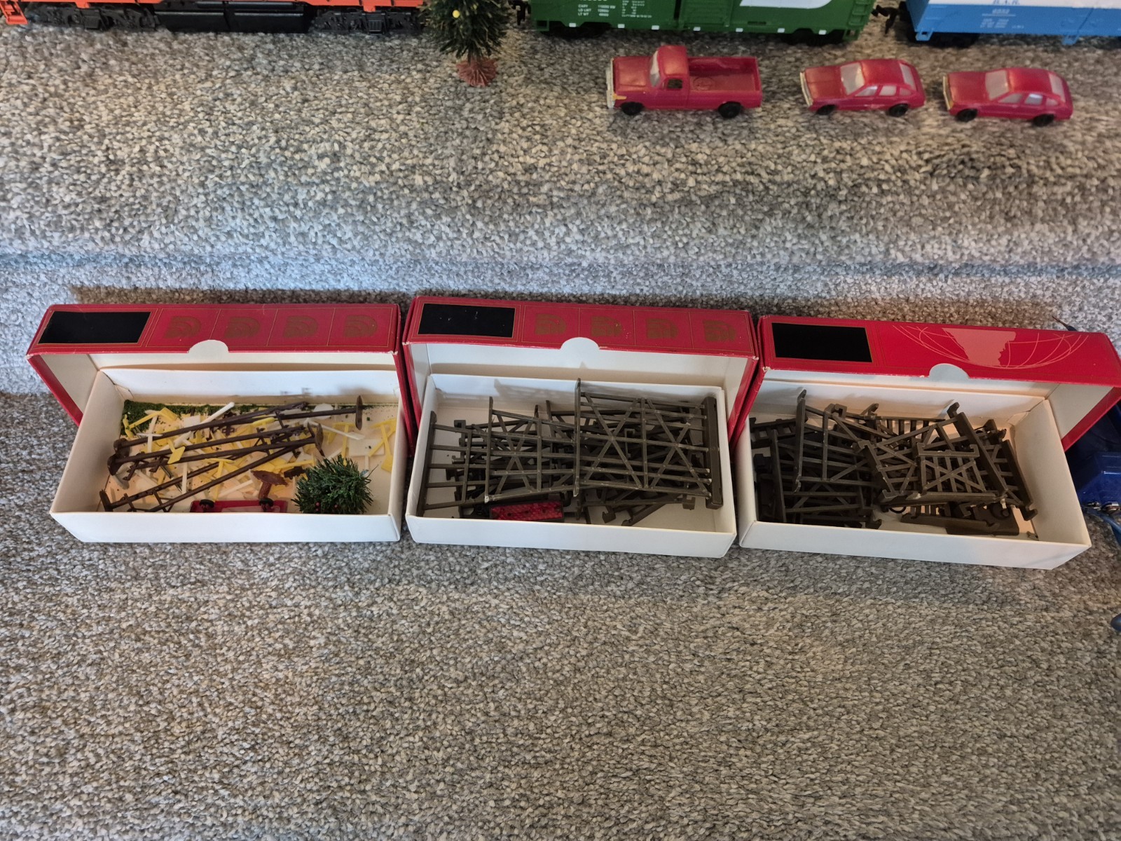 Mix Set of Atlas HO Model Railroad Engine and cars