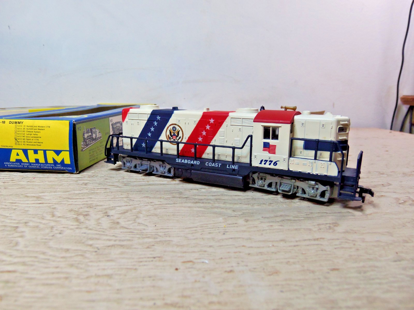 AHM 5012N GP 18 Diesel Spirit of 1776 Seaboard Locomotive, Dummy’s, Caboose