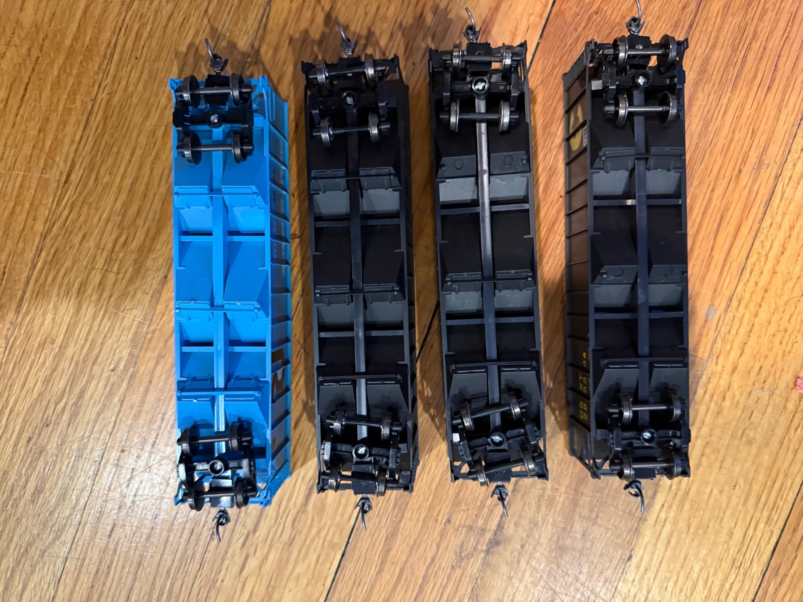 4-HO SCALE BOWSER 70 Ton 3 BAY COAL CARS WITH LOADS CSXT-THE ROCK