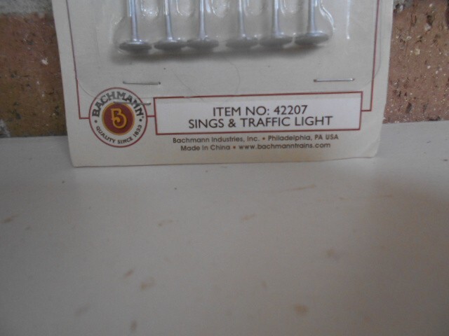 Bachmann Ho Scale Railroad Accessories Sings & Traffic Lights #42207