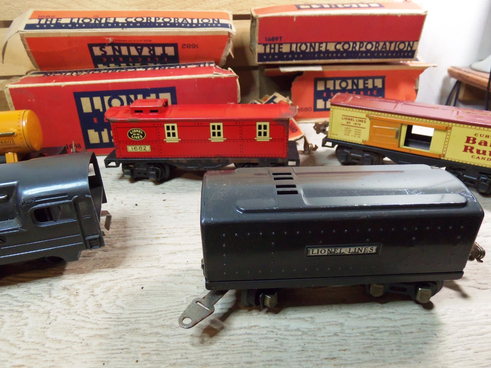 Vintage O 27 Lionel Lines 1688 Loco, Tender with 1679, 1680, and 1682 Tin Cars