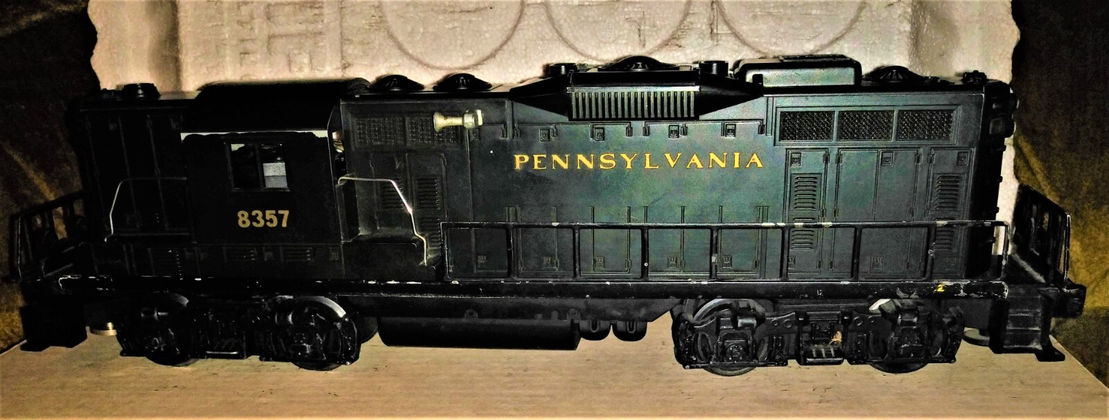 1955 LIONEL POSTWAR #2338 MILWAUKEE GP-9 DIESEL WITH REPRO #8357 PENN SHELL NICE