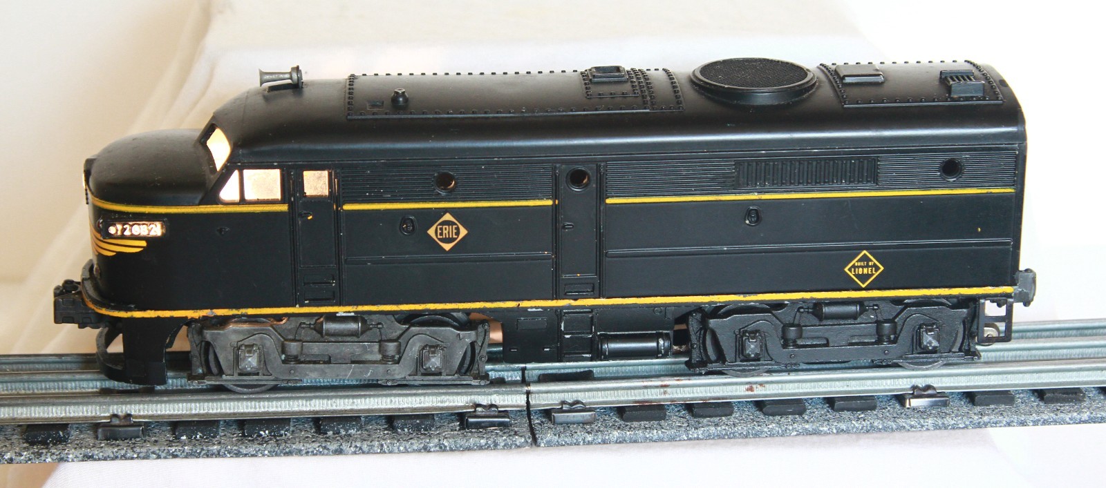 Lionel 2032 Erie Diesel Alco Locomotive Set w/Non-Original “B” Unit