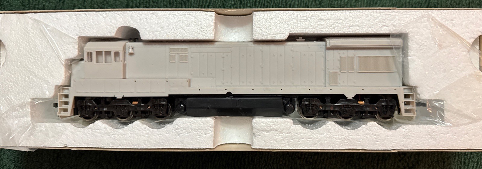ATLAS # 8500 UNDECORATED GE U33/36C LOCOMOTIVE -NOS In Box-HO SCALE – Test Run.