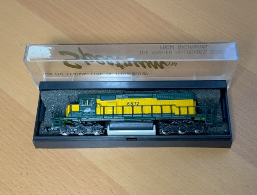 N Bachmann Spectrum Chicago & NW SD40-2 Locomotive #6872 (26-859), NEW, UNUSED