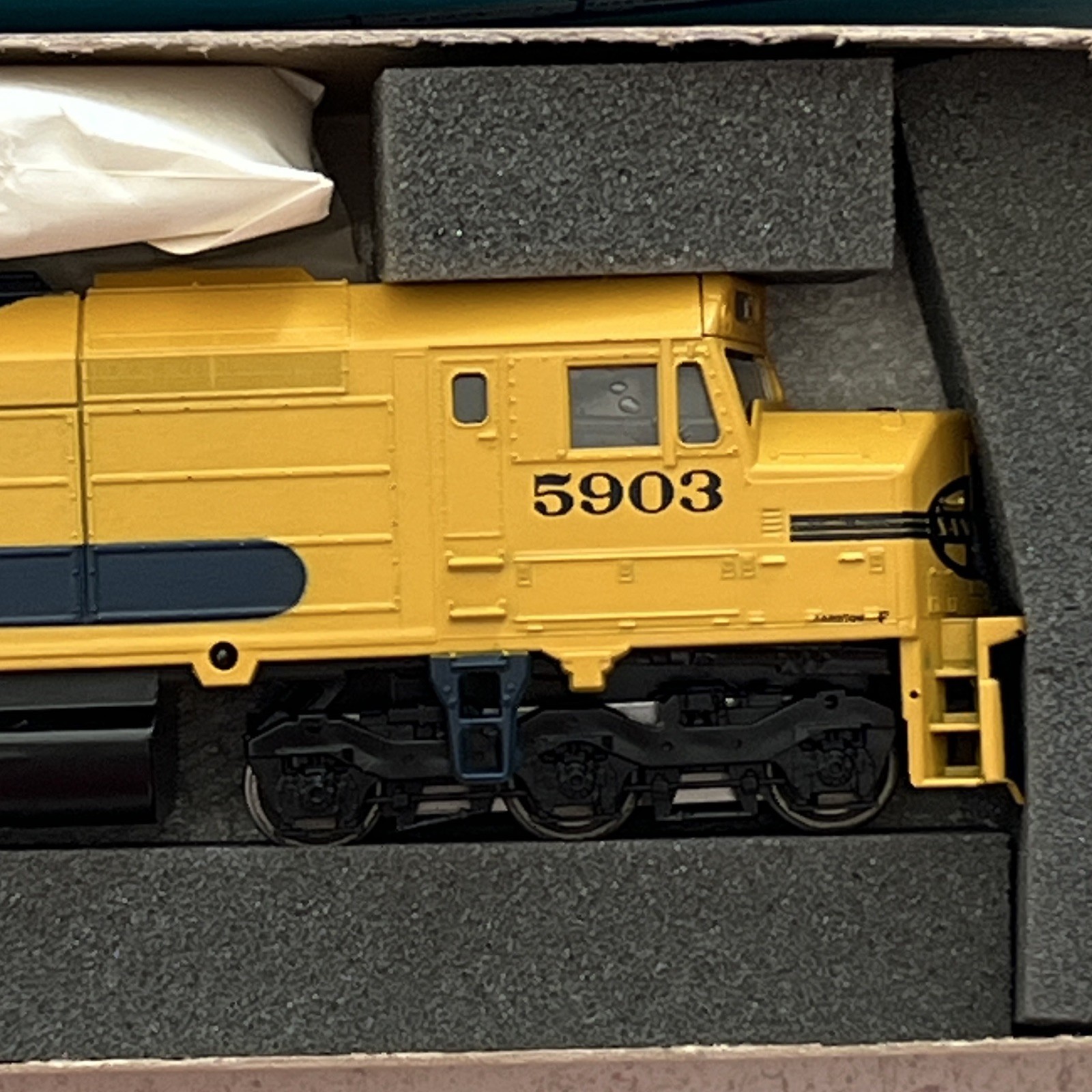 Athearn HO Santa Fe Diesel Locomotive 5903 Blue/Yellow DC Analog Bo-Bo