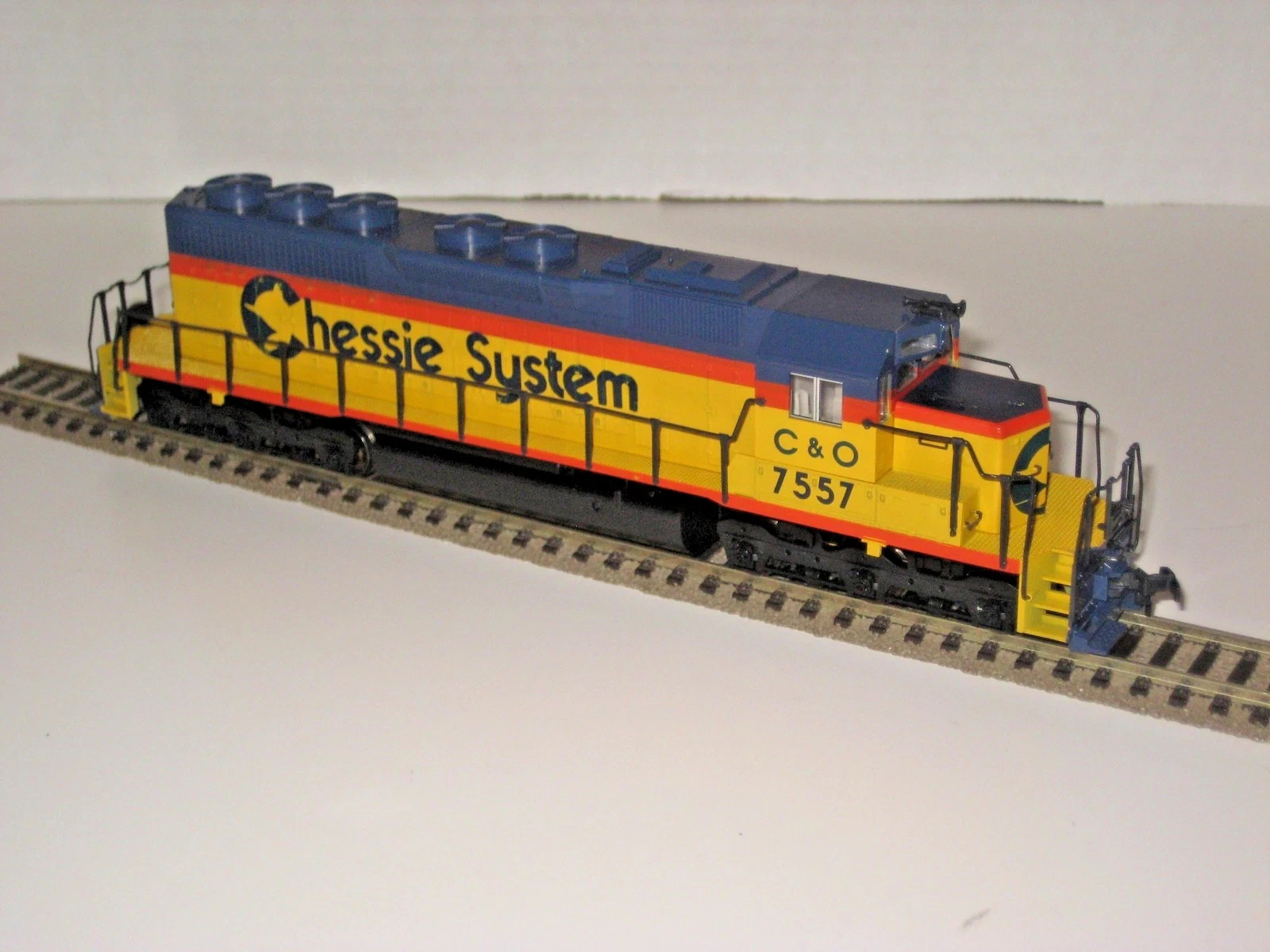 KATO 37-017 HO Scale Chessie System EMD SD40 Diesel Engine C&O #7557