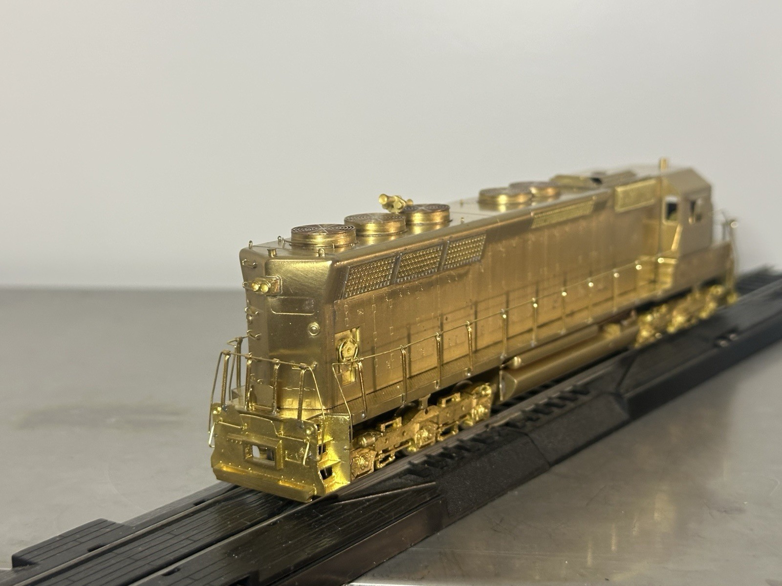HO Brass KMT Japan EMD SD45 Diesel Locomotive –Unpainted-Runs-The Train Shop Box