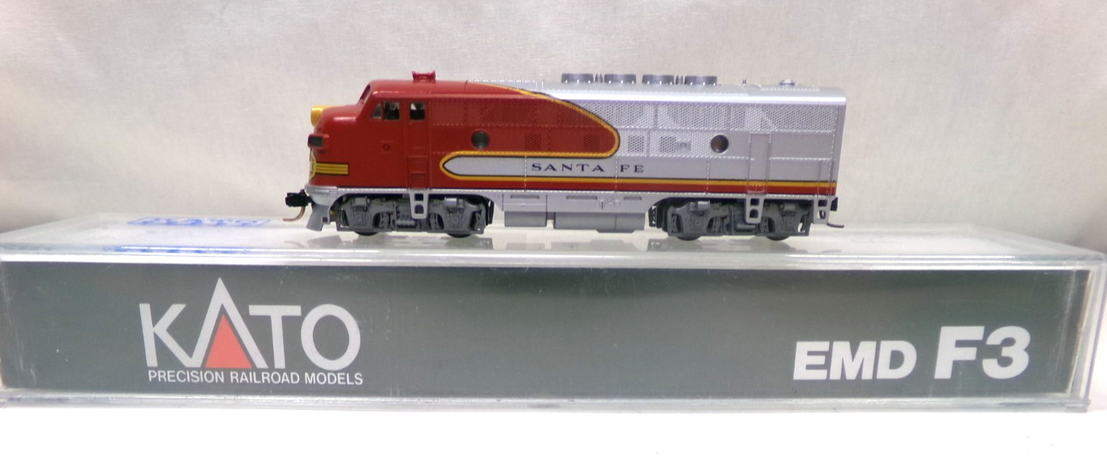 N scale Kato Santa Fe F3 A diesel engine in original box (lot N 187)