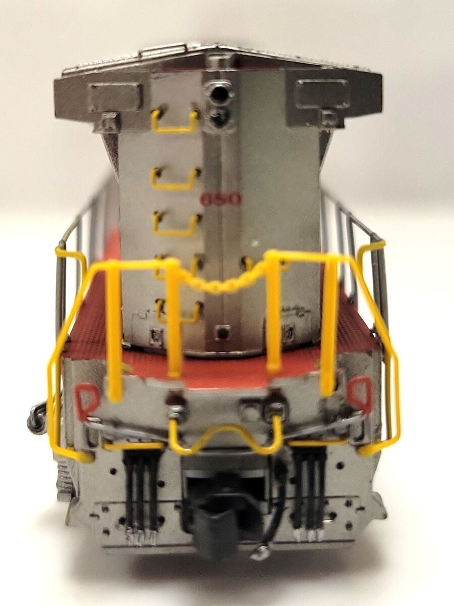 Scale Trains SXT31470 N Santa Fe GE C44-9W Diesel Locomotive #680 LN/Box