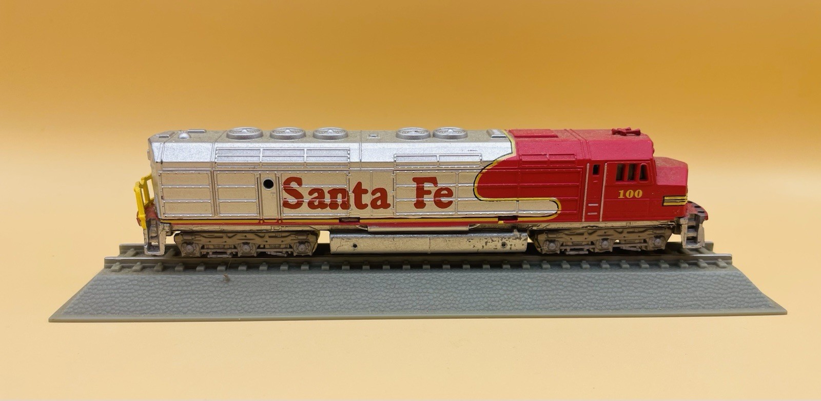 Delprado N Scale F45 Santa Fe 100 Diesel Locomotive, Static / Display Only VGC