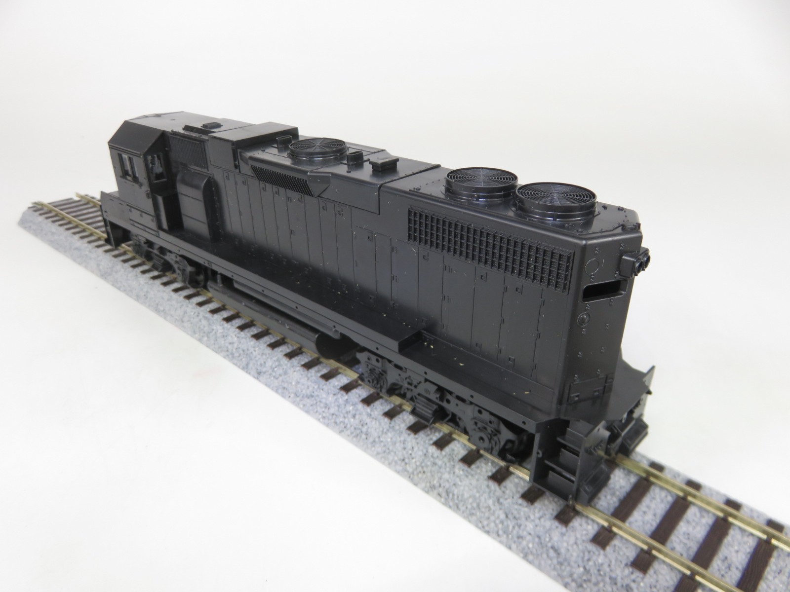 Athearn Blue Box 4650 HO Scale Undecorated EMD GP38-2 Diesel Locomotive Dummy