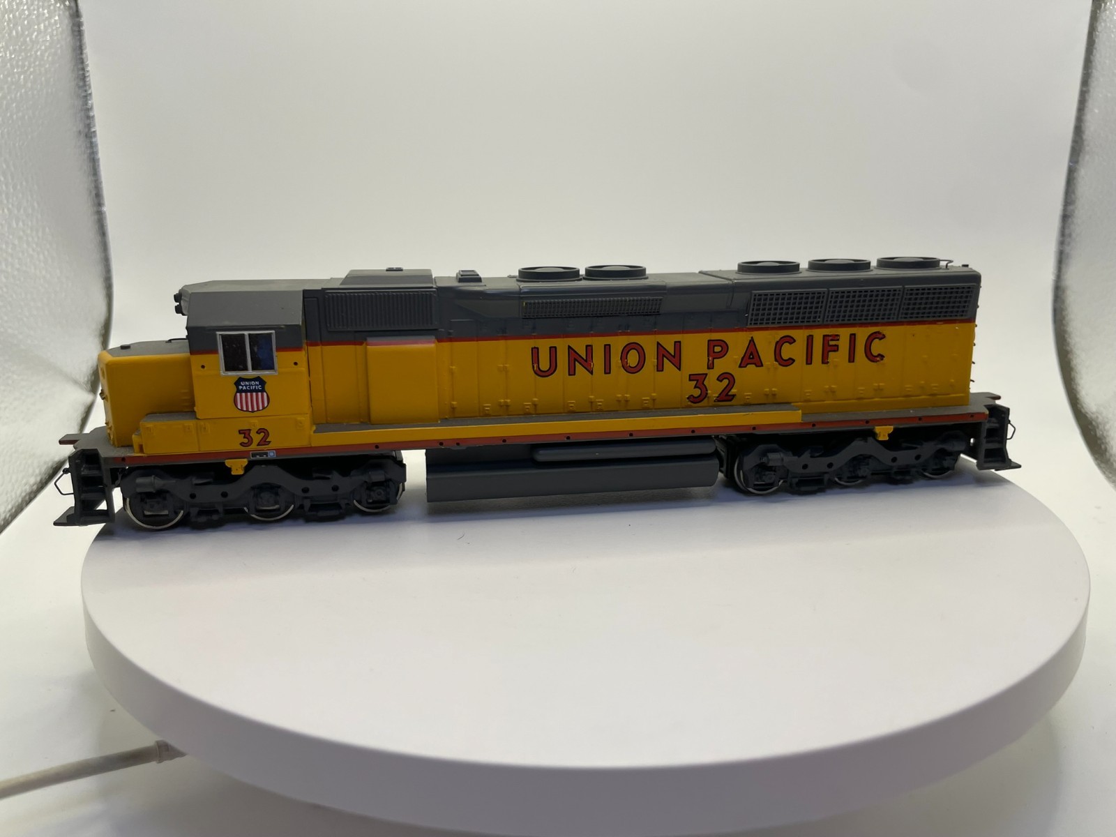 HO Scale Union Pacific SD45 Locomotive #32 – Light Function Details NOT Included