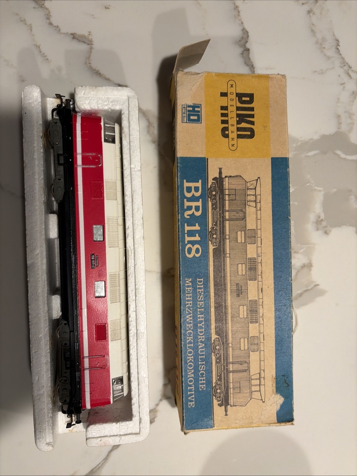 PIKO HO gauge BR 118 Diesel Locomotive in red & white livery