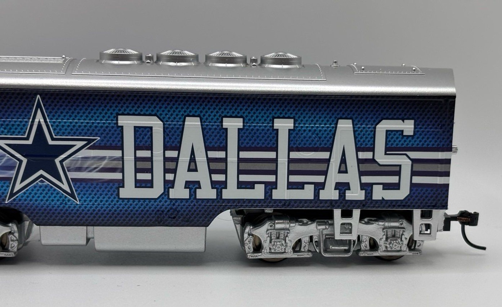 Bachmann Hawthorne Village Dallas Cowboys F3 Locomotive Train 14-02189-001