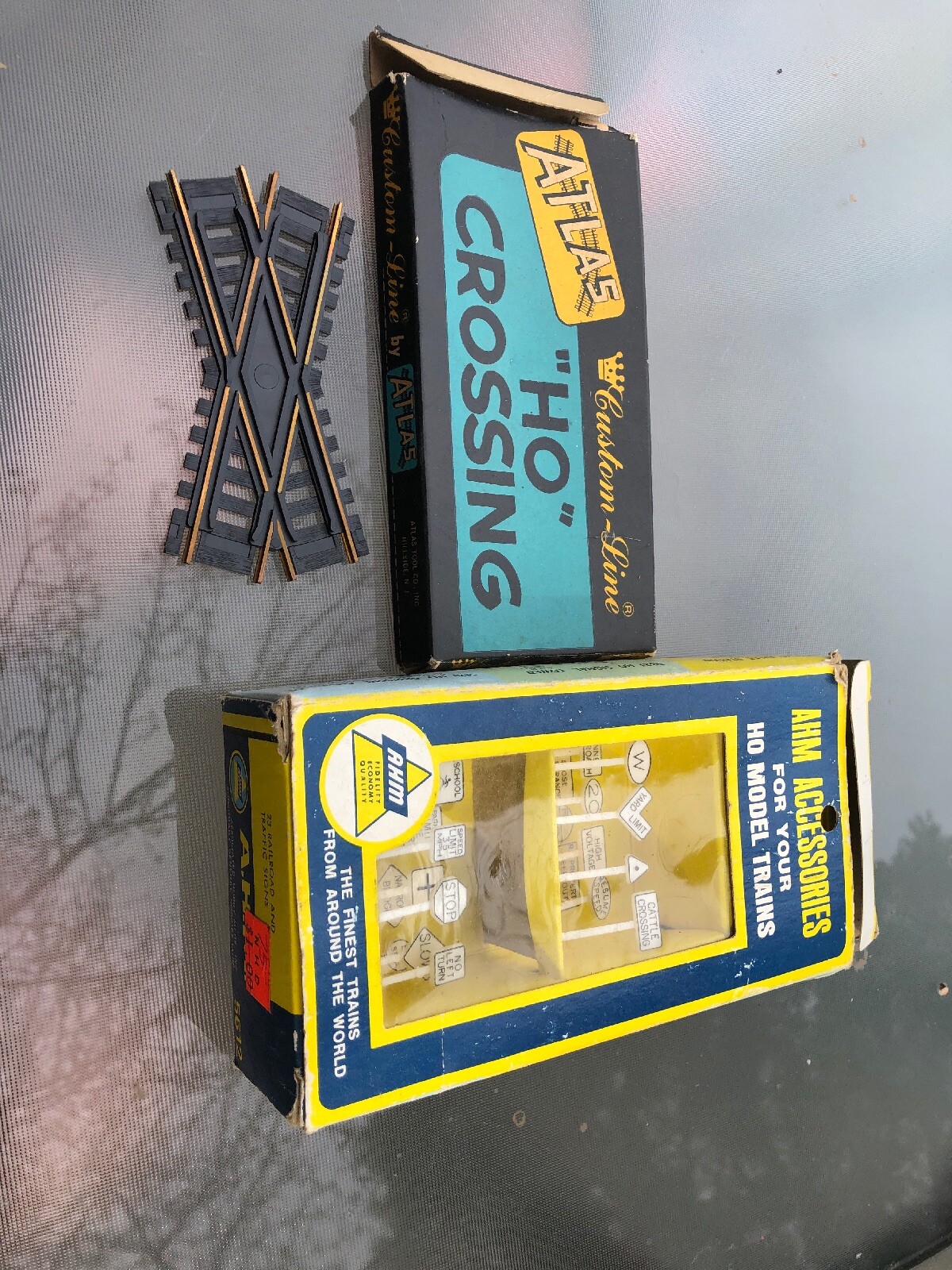 AHM Accessories Your HO Scale Model Trains – Assorted RR & Traffic Signs + Atlas