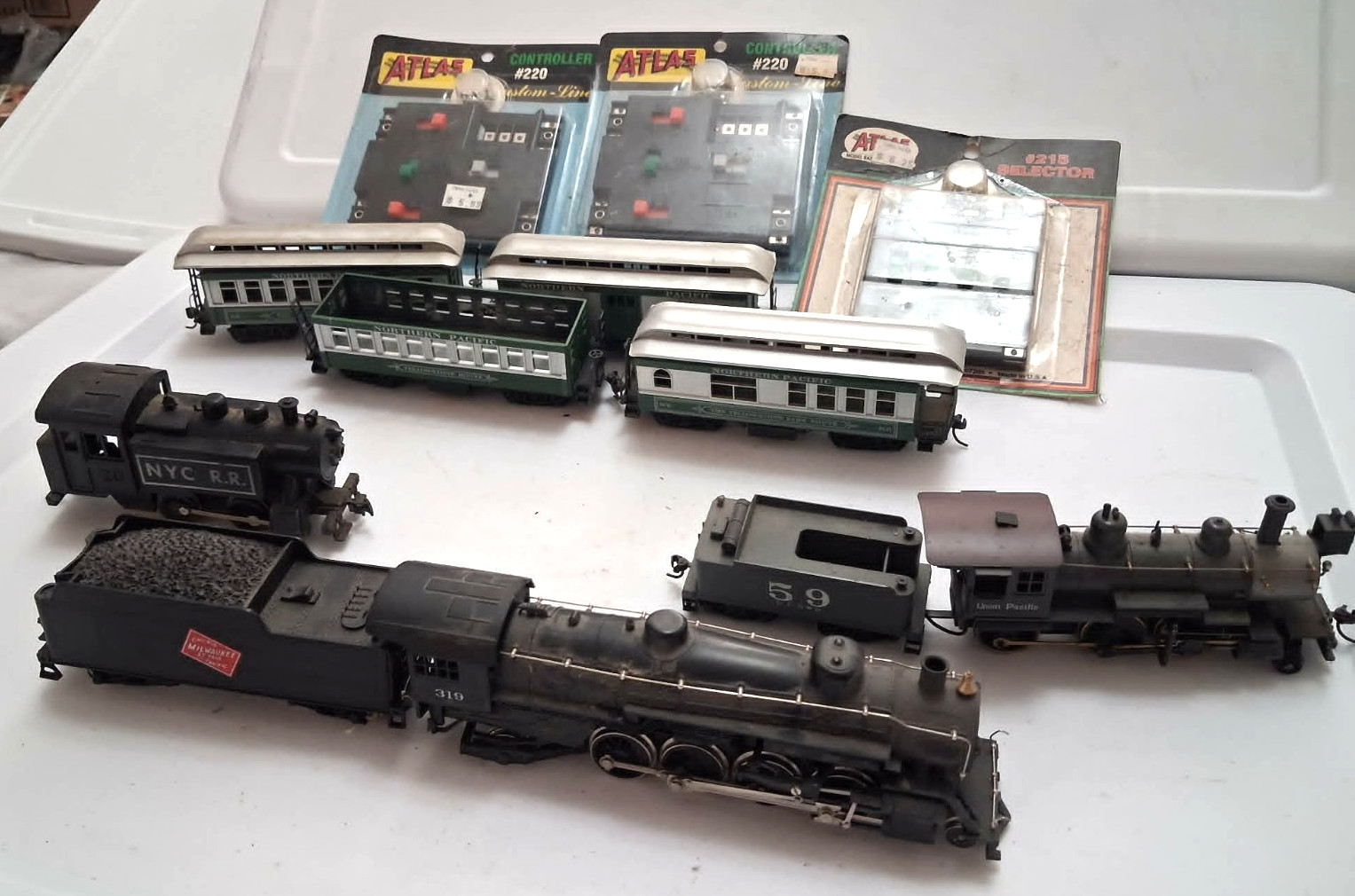 model train items. Unknown condition 3 engines and multiple cars