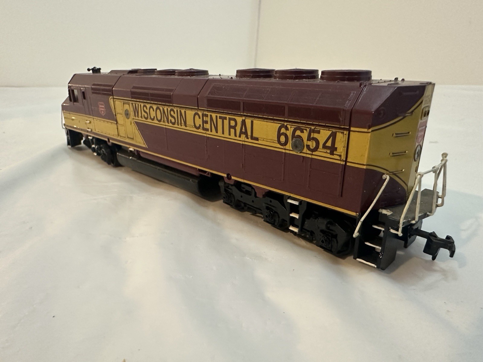 Athearn HO Wisconsin Central BB F45 Locomotives #6650 powered & #6654 dummy