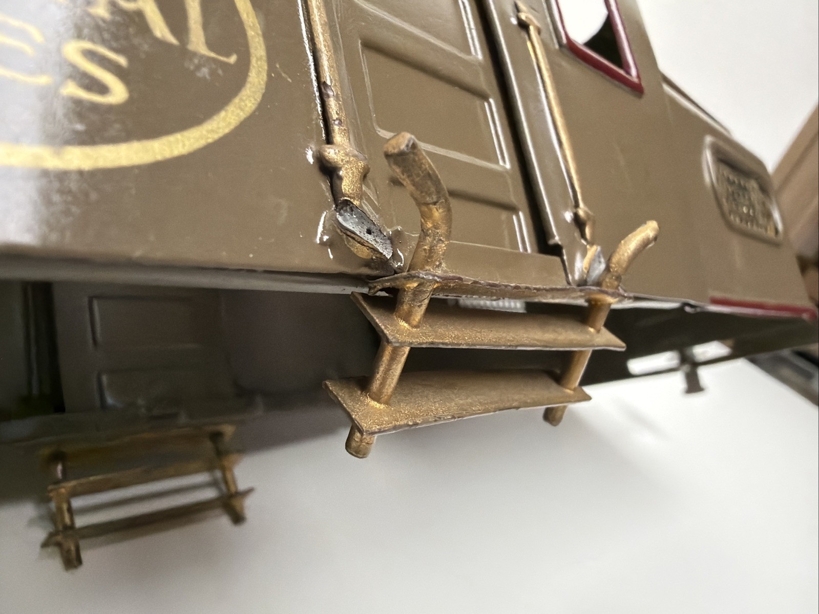 LIONEL PREWAR STANDARD GAUGE 42 ELECTRIC LOCOMOTIVE SHELL WITH TRIM – REPAINTED