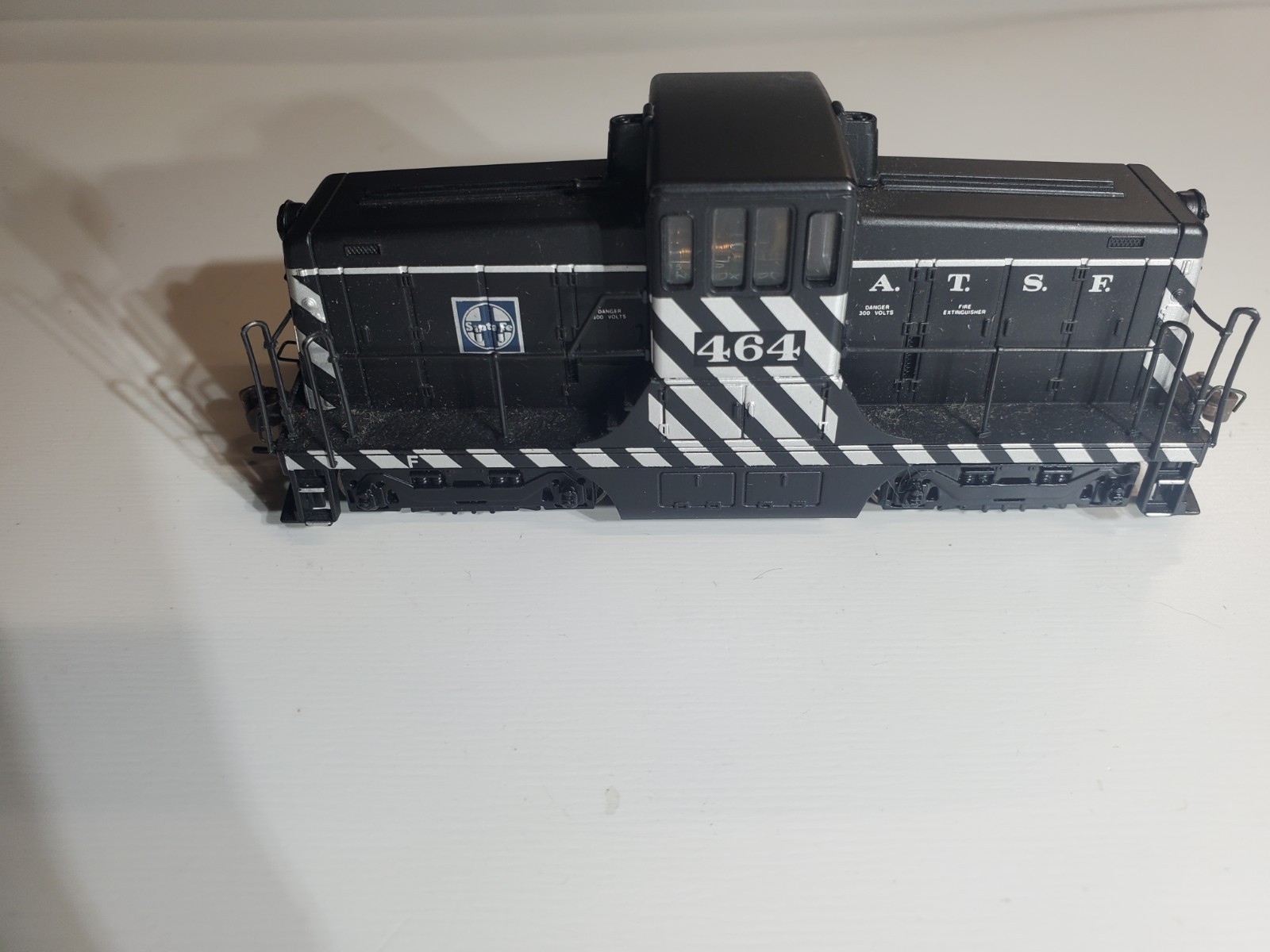 ho Bachmann Santa Fe #464 GE 44 Ton Diesel Loco-w/Lights-Refurb-DC-Runs Good