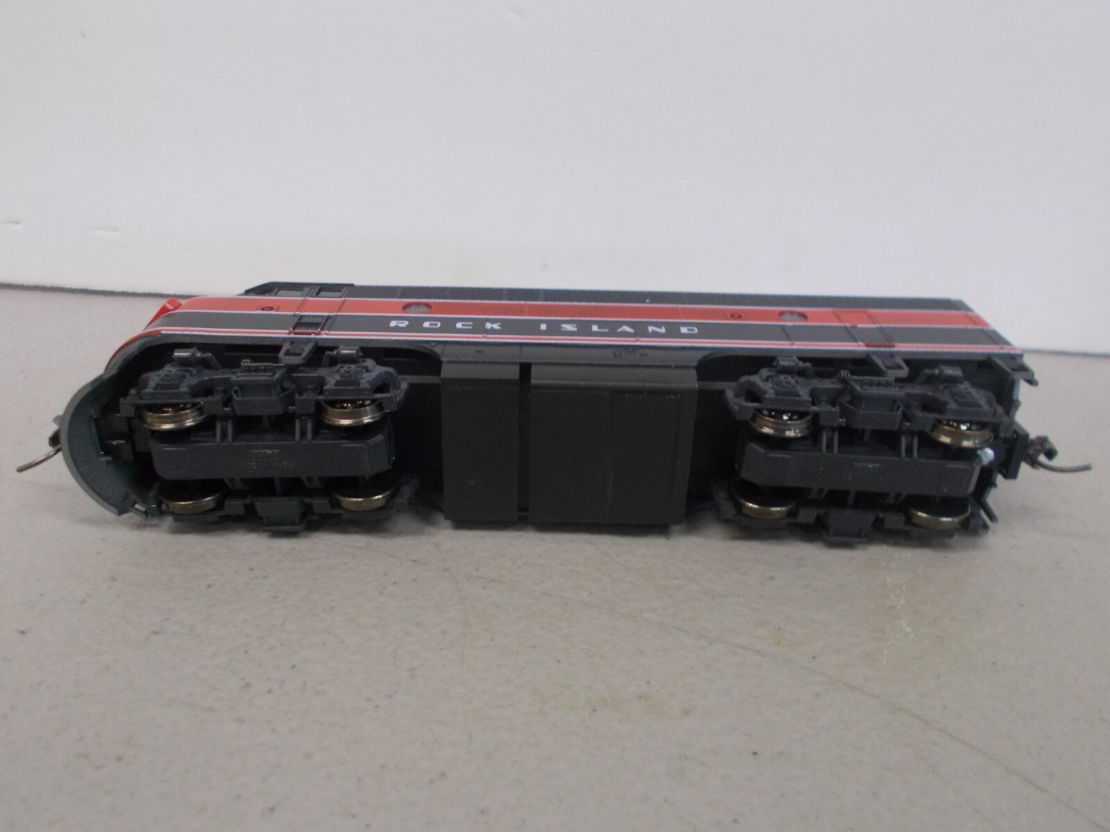 STEWART/KATO-#8530-ROCK ISLAND-F3A PHASE 11 POWERED-LOCOMOTIVE-LOT A-HO SCALE