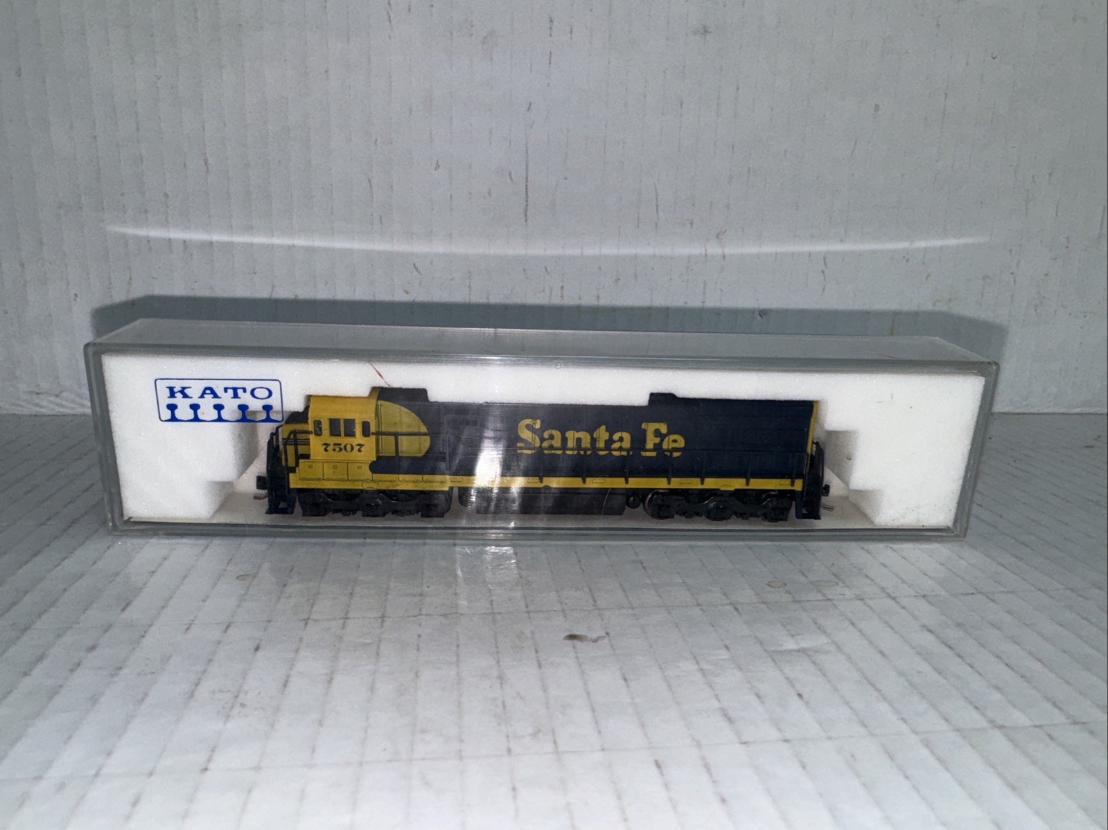 Kato N Scale U30c Santa Fe He’s On Locomotive #176–171 For Train, Set Layout