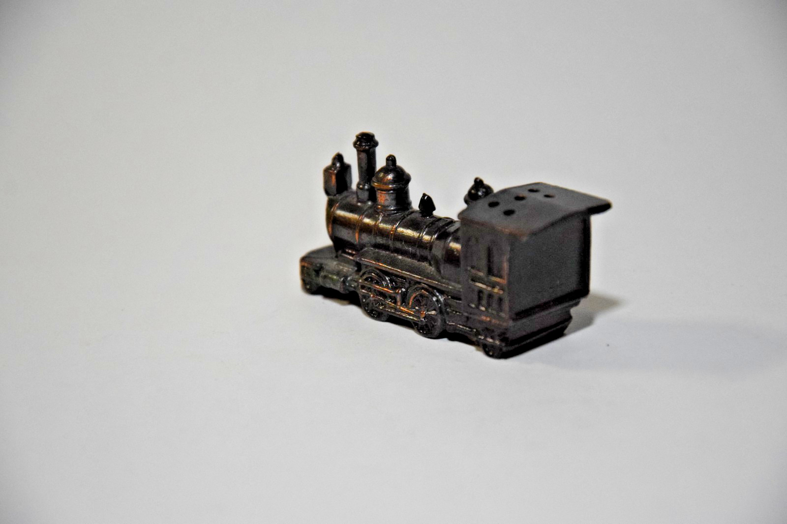CAST METAL STEAM LOCOMOTIVE TRAIN ENGINE NICK NACK SHADOWBOX VINTAGE DIECAST