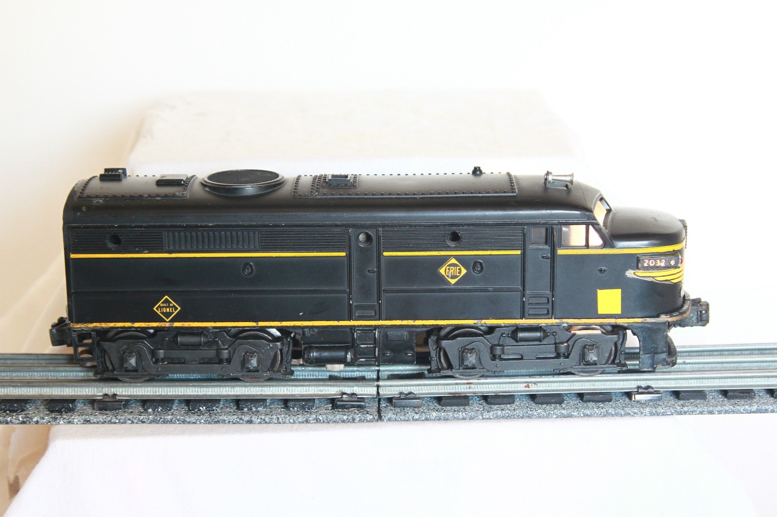 Lionel 2032 Erie Diesel Alco Locomotive Set w/Non-Original “B” Unit