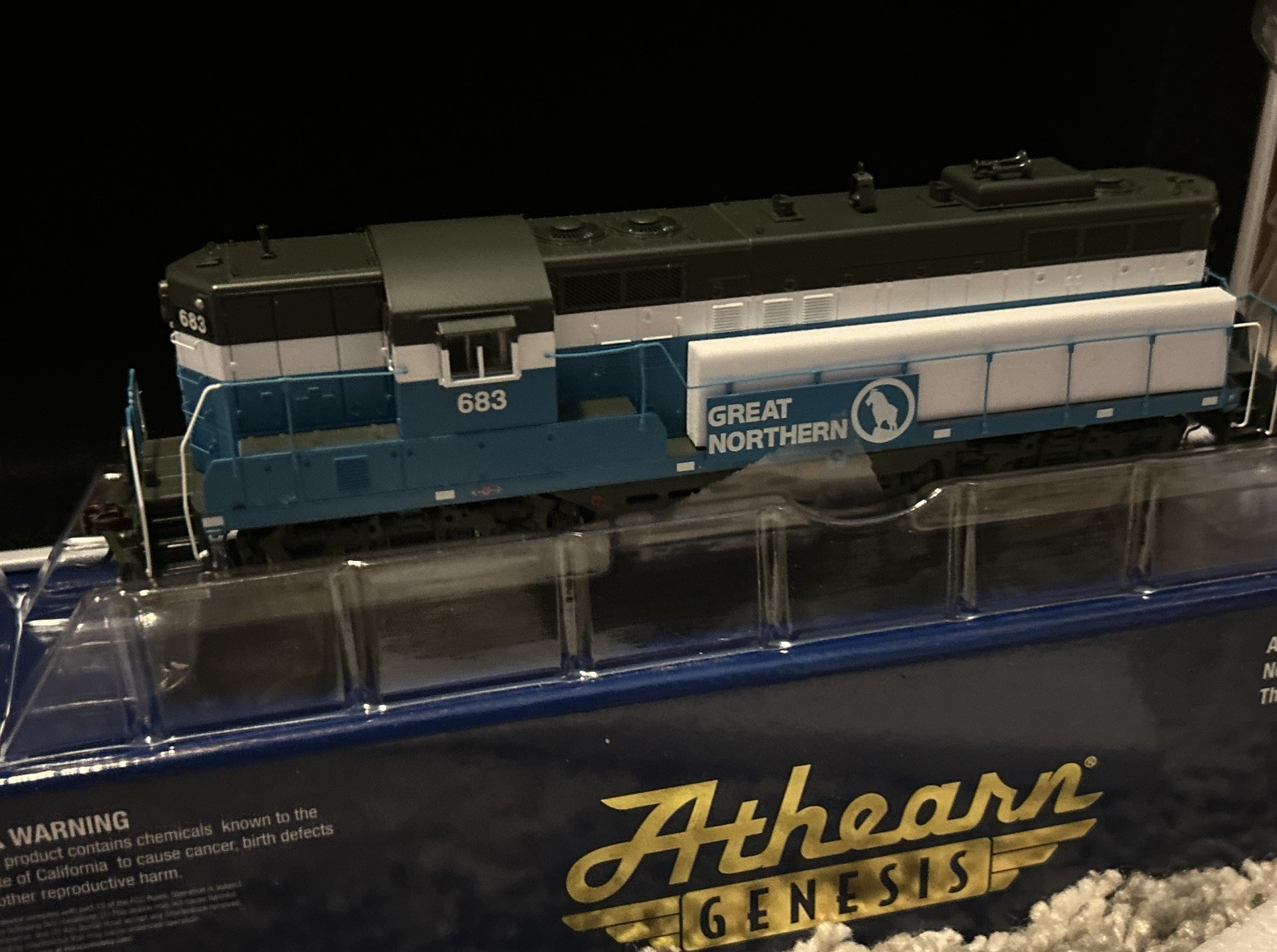 HO Athearn Genesis Great Northern Big Sky Blue GP9 Locomotive ATHG82275 #683 LED
