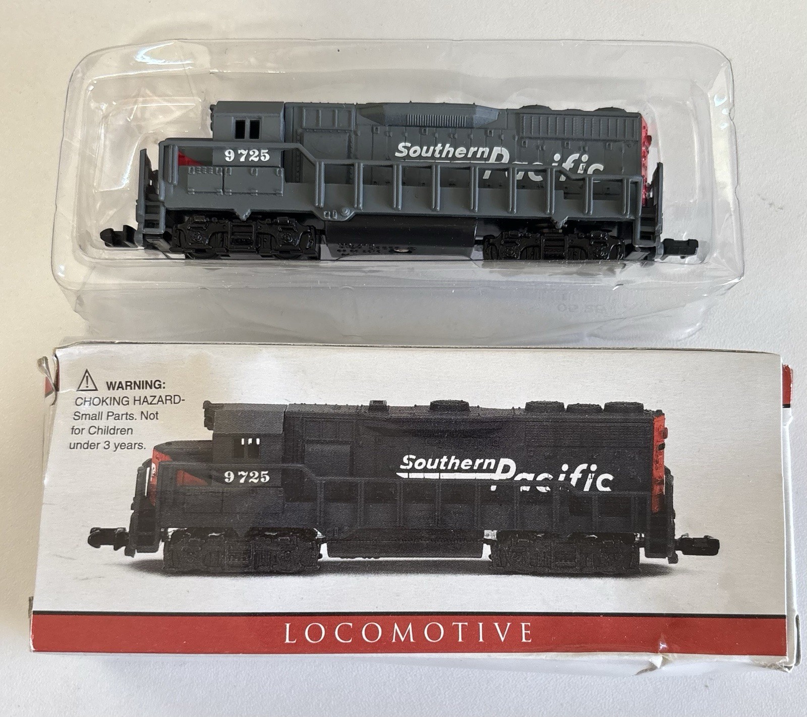 Southern Pacific 9725 N Gauge Painted Plastic Locomotive Gray Black Red