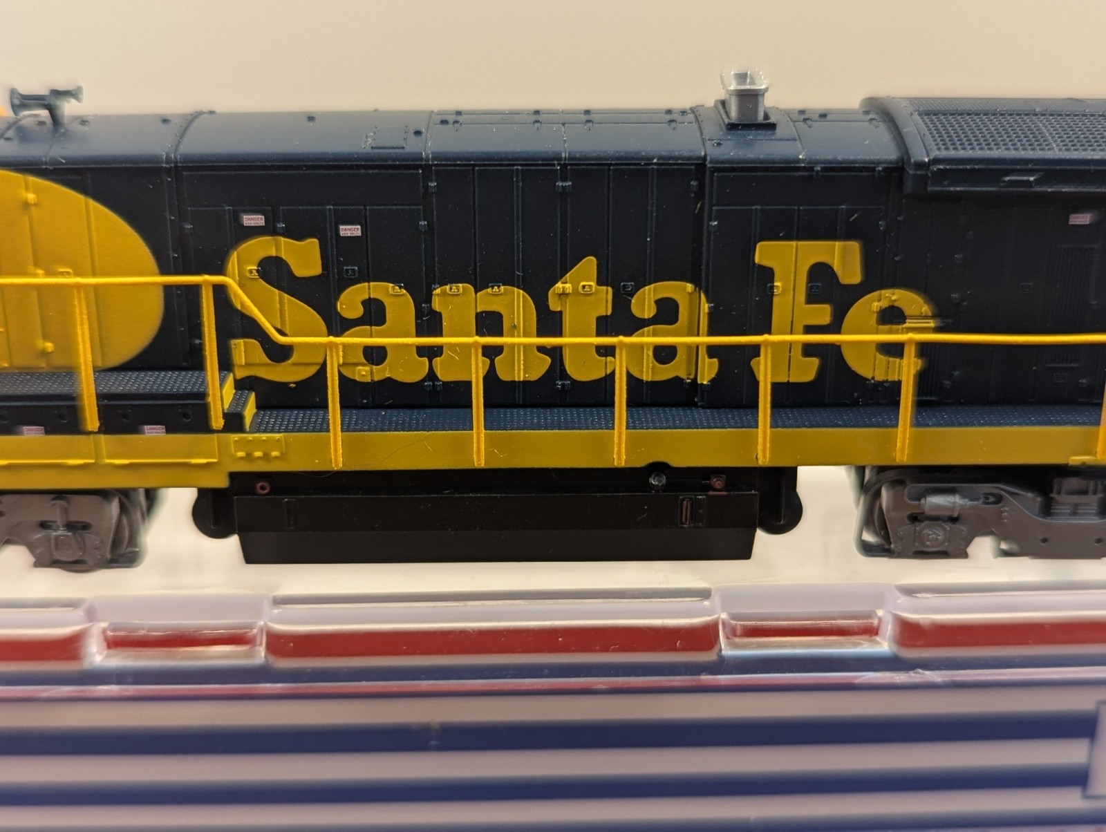 Atlas N Scale GE B23-7 Santa Fe #6390 DCC Ready