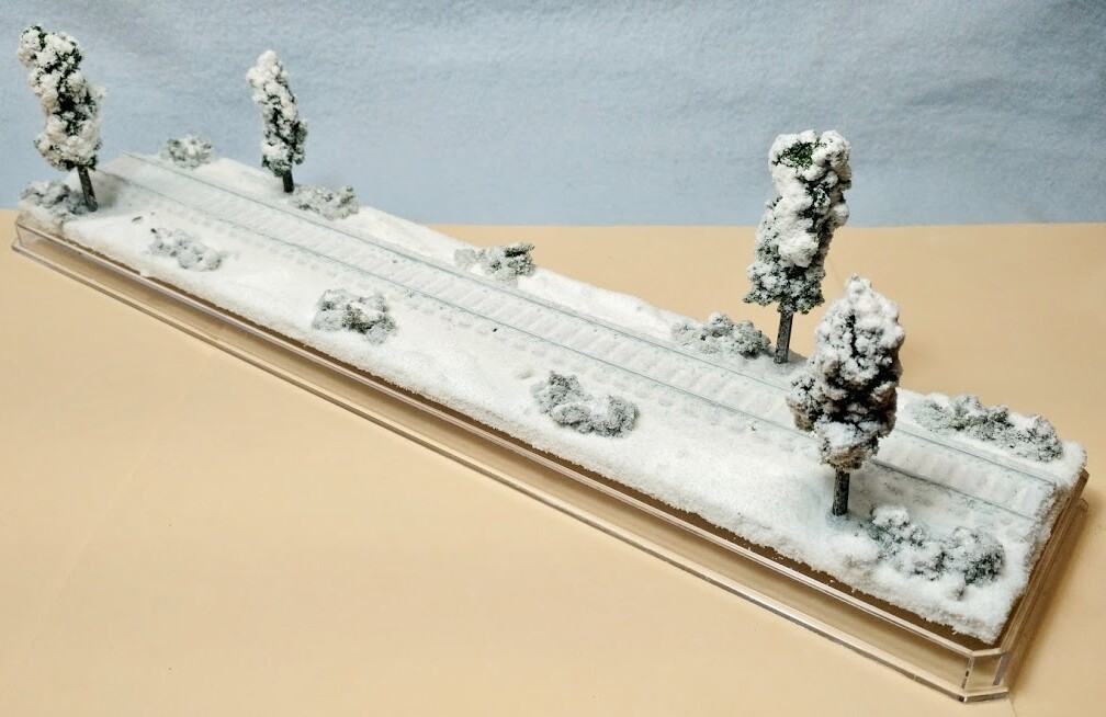 HO SCALE 16″ SINGLE TRACK DISPLAY CASE-“WINTER SCENE”-FOR ANY HO