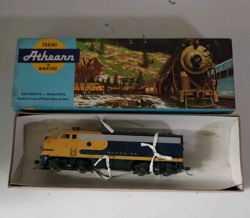 Athearn 3203 F7A Santa Fe Super Powered Locomotive Blue Yellow HO Scale