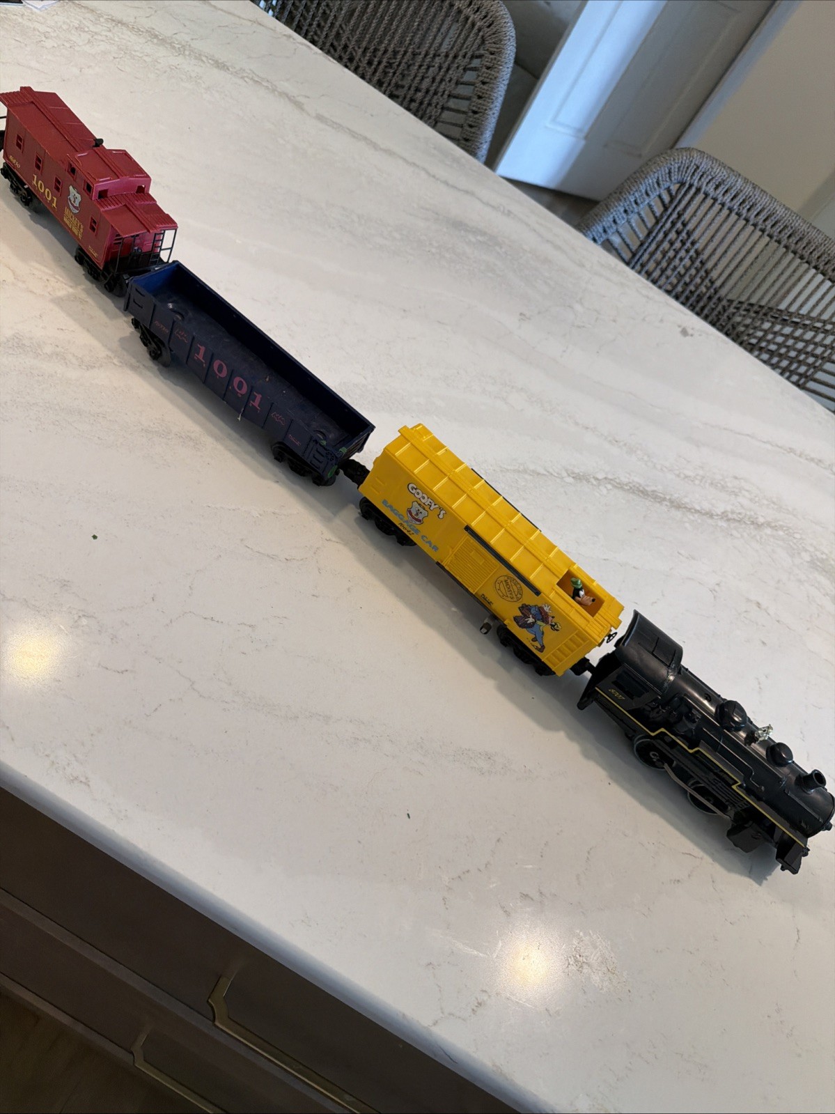 4 Disney Mickeys World Tour Lionel Trains Engine Goofy Baggage, 1001 & Caboose