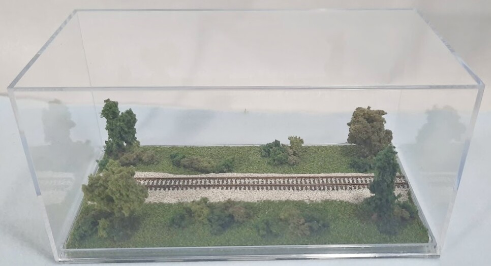Z SCALE – SINGLE TRACK 8″ – DISPLAY CASE – “SUMMER SCENE” FOR ANY Z TRAIN