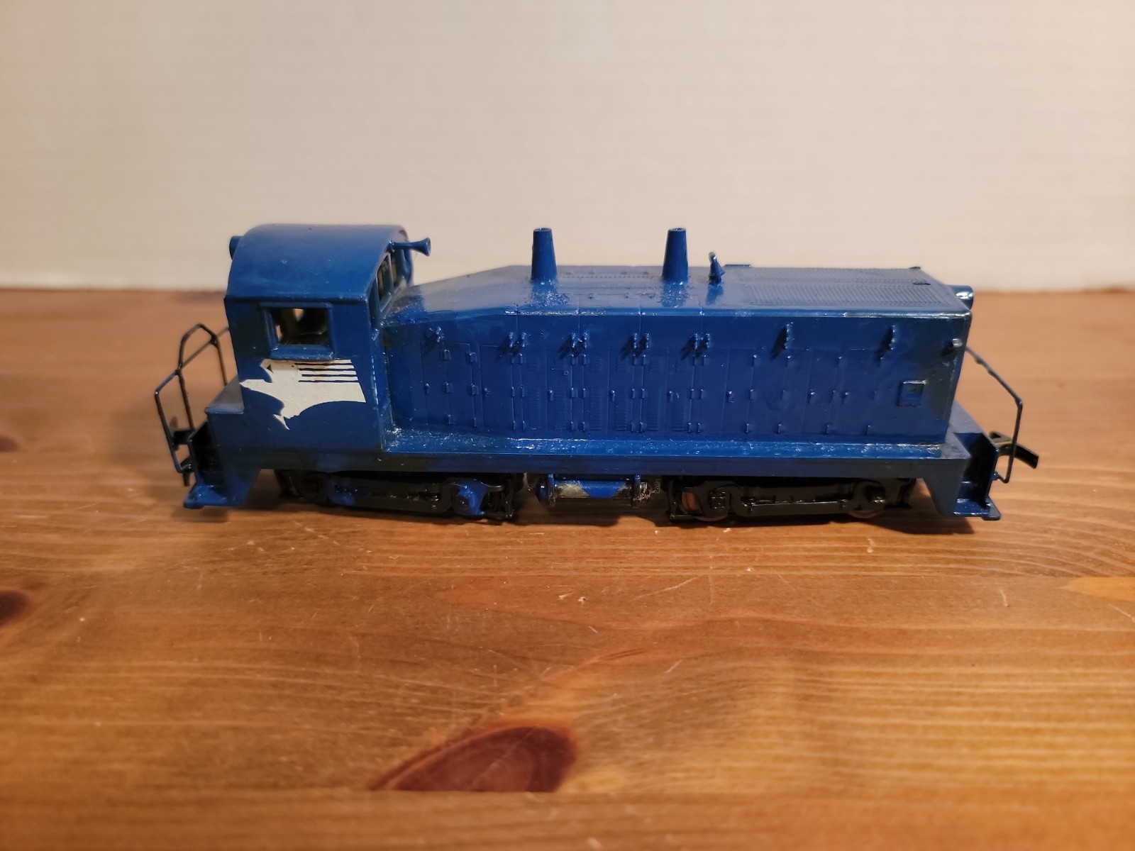 Revell 1957 3994-004 HO Scale Diesel Switcher W/Athearn Calf, Painted? UNTESTED
