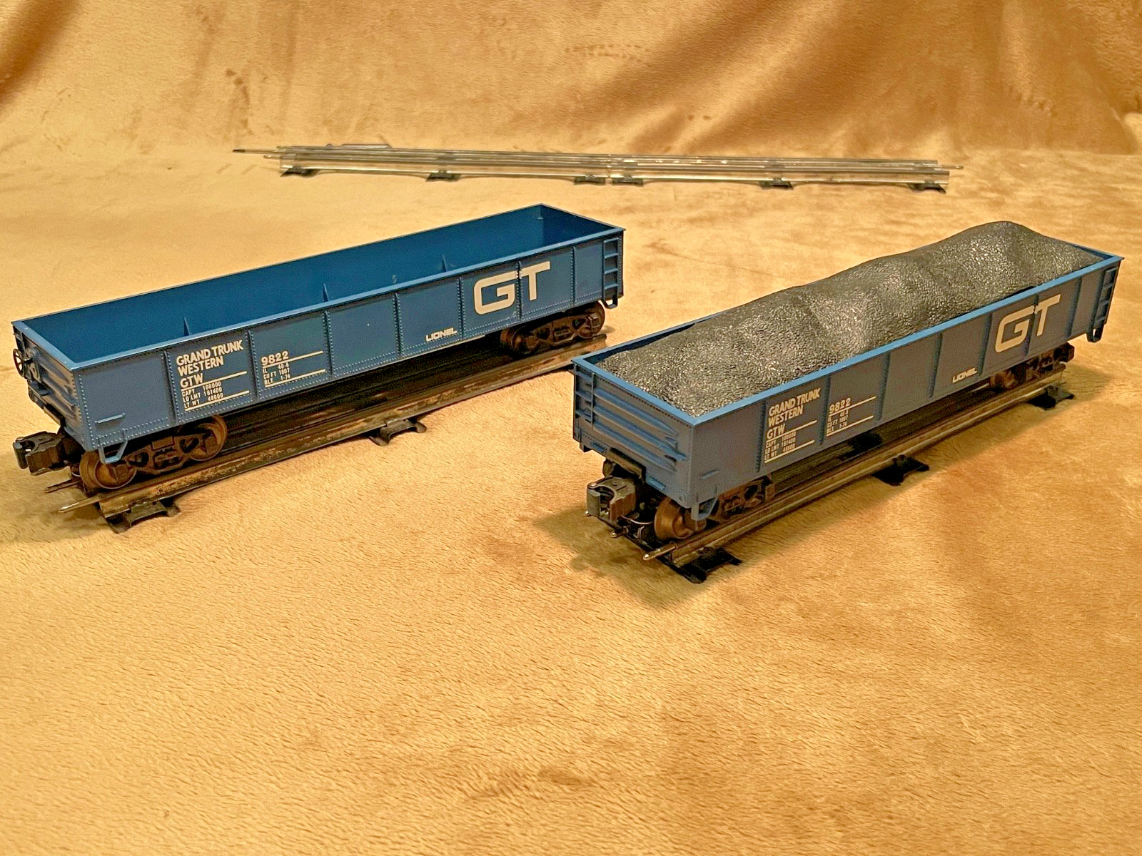 Lionel modern Grand Trunk coal train! Four 9822 gondolas plus 8356 dummy GP-7