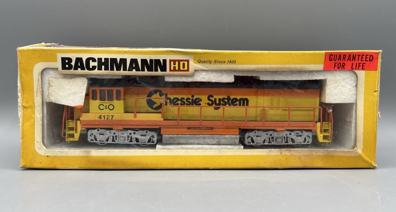 HO Scale Bachmann, GE U-36B Diesel Locomotive Chessie System, C&O #4127 Orange