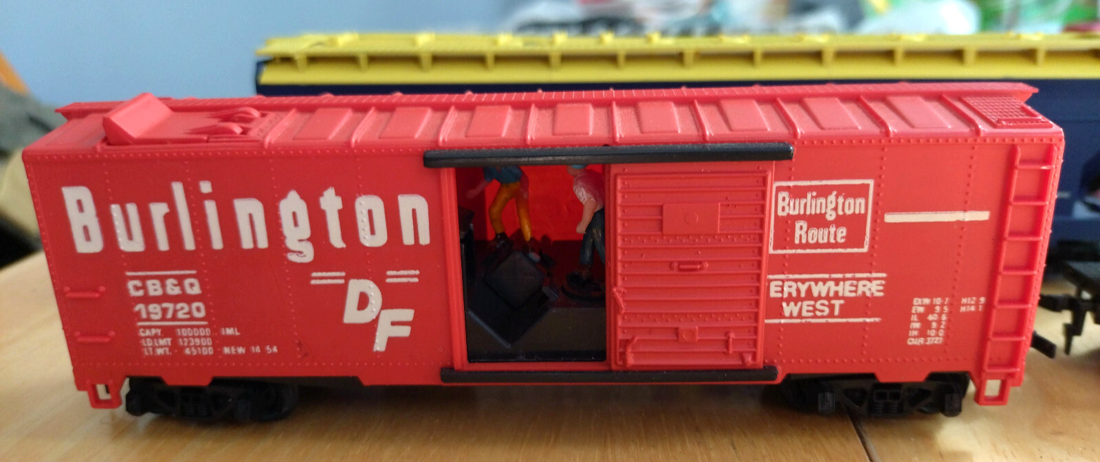 HO scale train start up, 1970’s, 2 locomotives, 12 cars, station + Very Clean