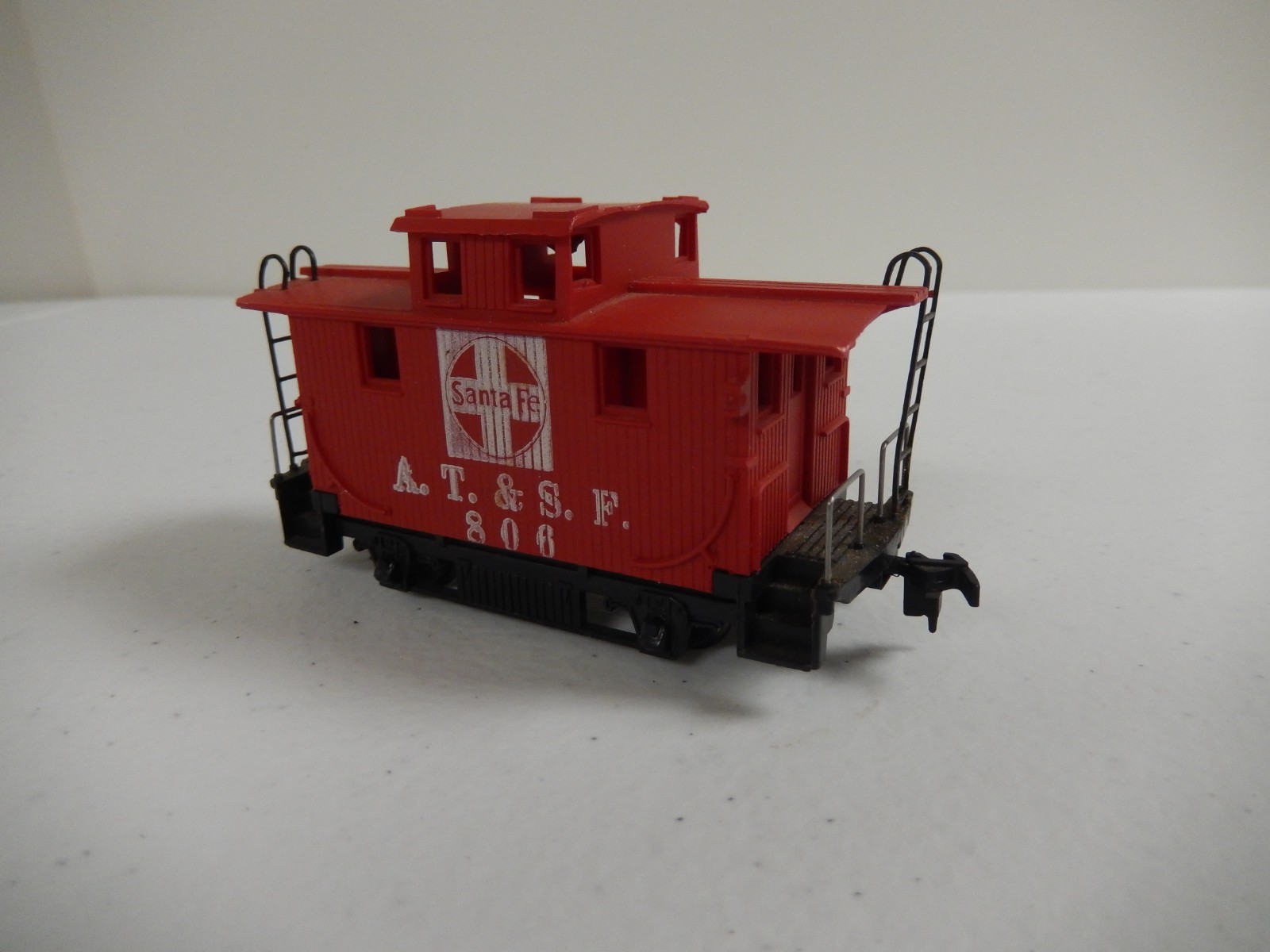 Bachmann HO Santa Fe Diesel & Mantua A.T. & S.F. 806 Caboose – No Box